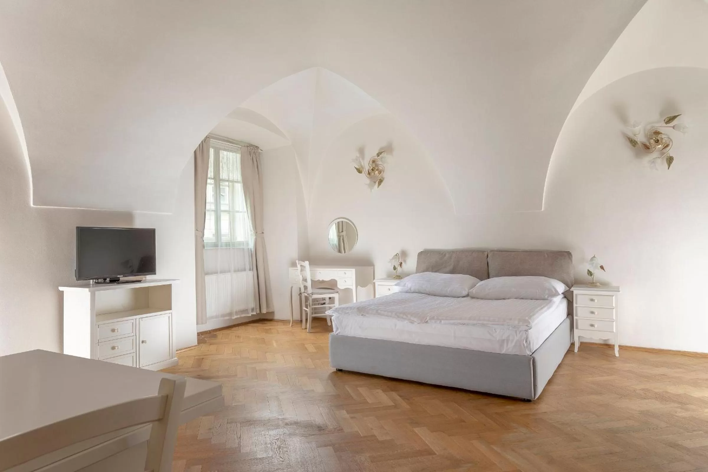 Bed in Three Golden Crowns Apartments