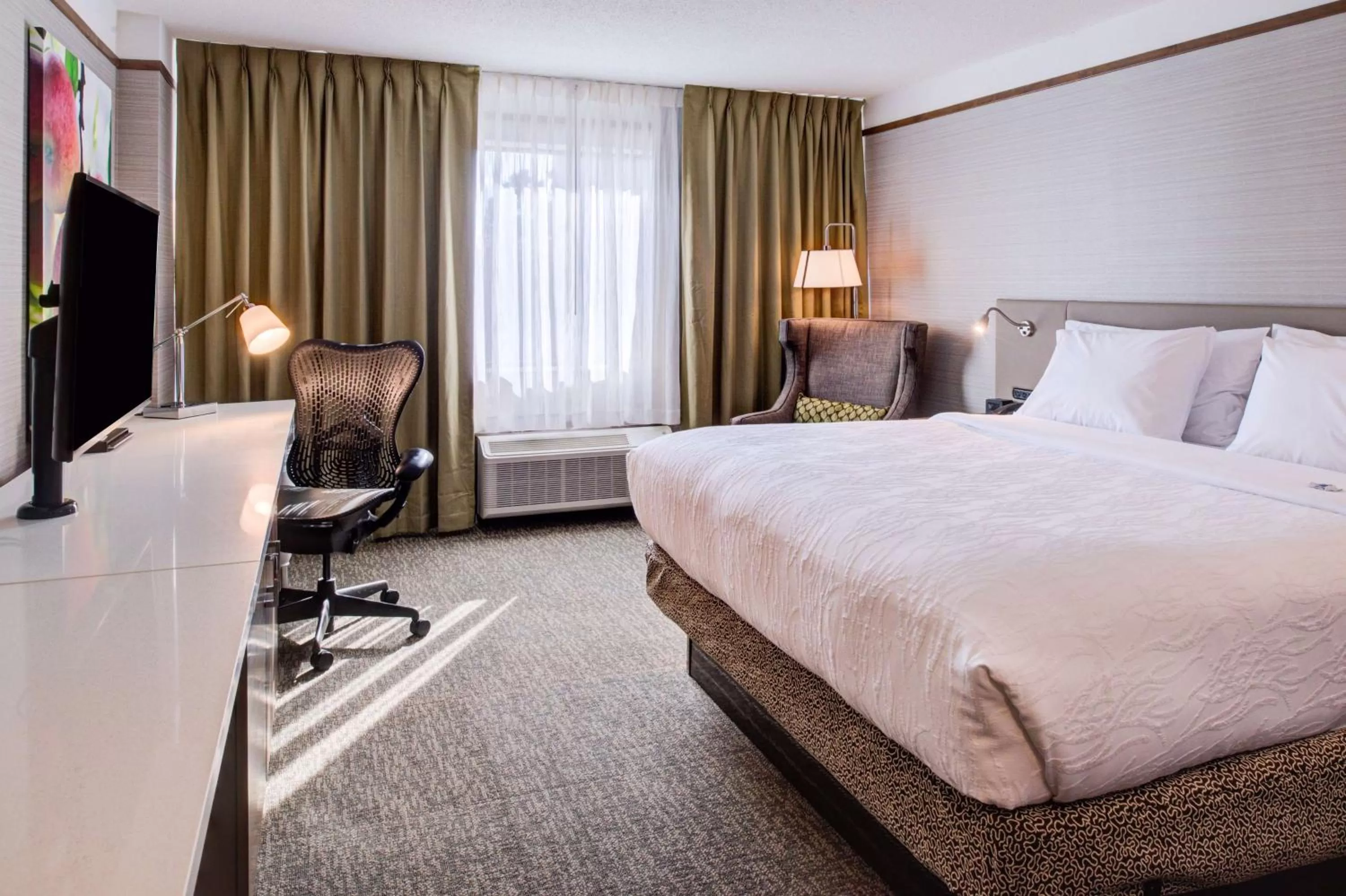 Bedroom, Bed in Hilton Garden Inn Detroit Southfield