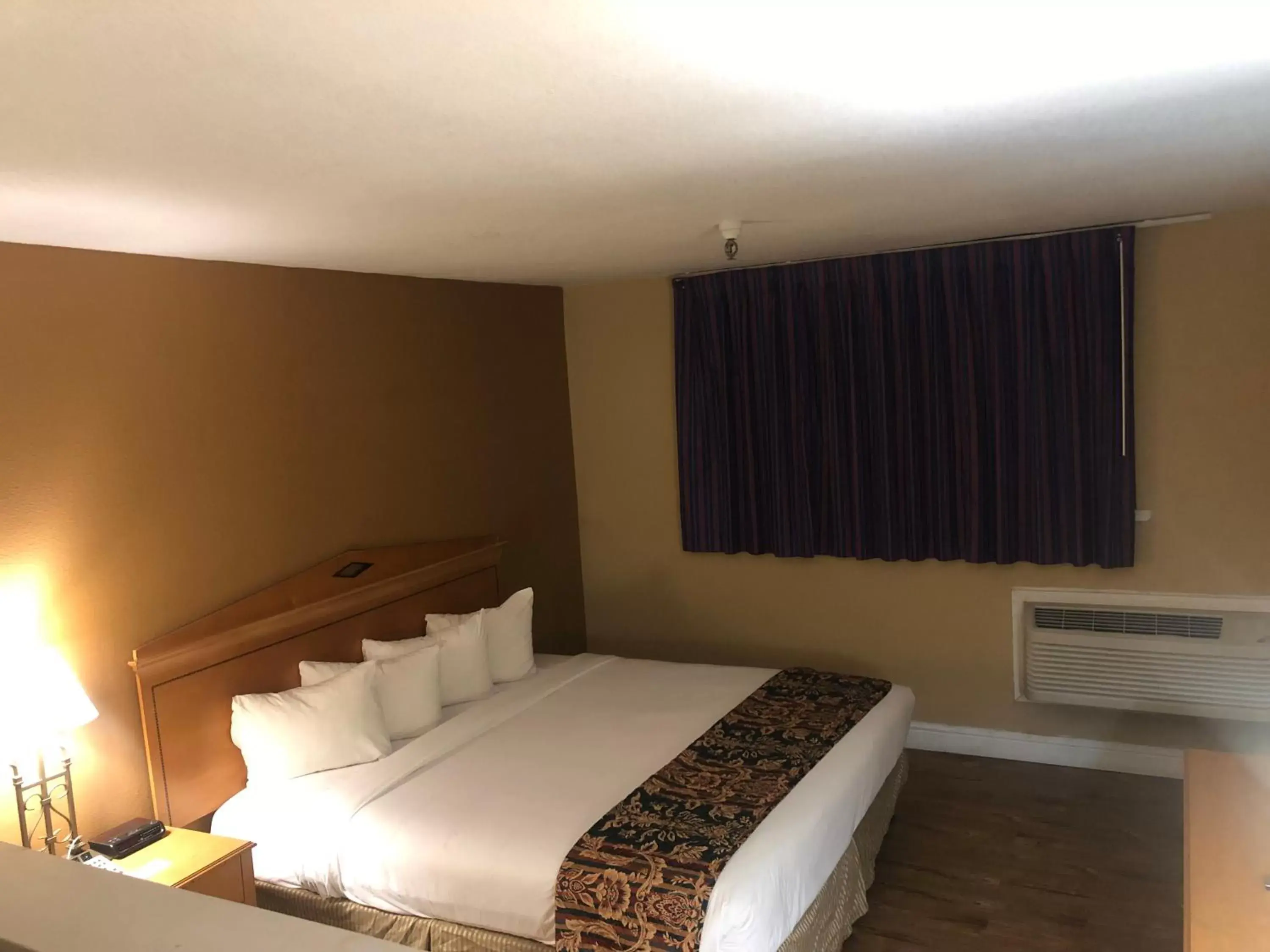 Junior Suite in The Midtowner Hotel, SureStay Collection by Best Western Junior Suite in The Midtowner Hotel, SureStay Collection by Best Western