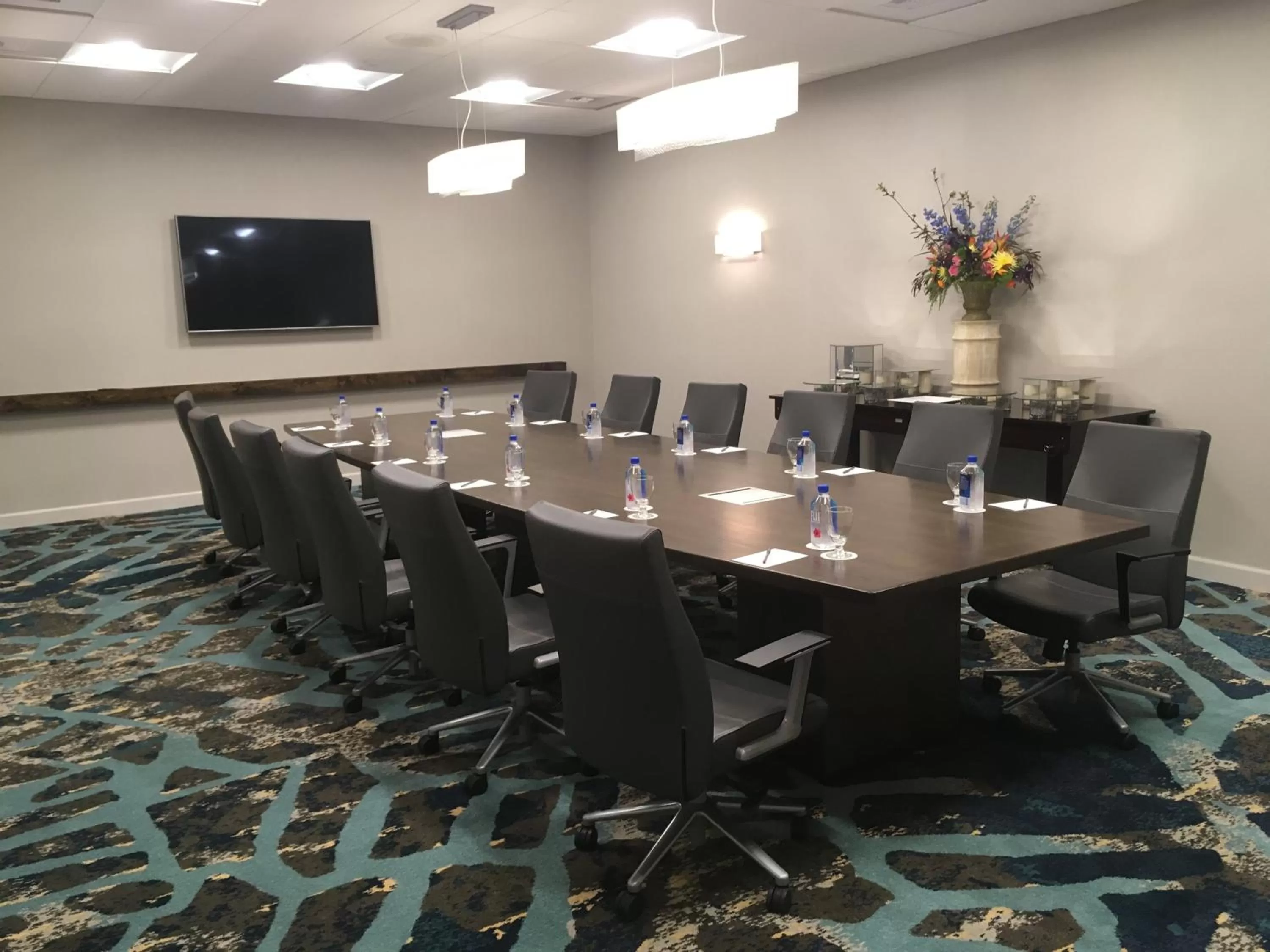 Meeting/conference room in Crowne Plaza Ventura Beach by IHG