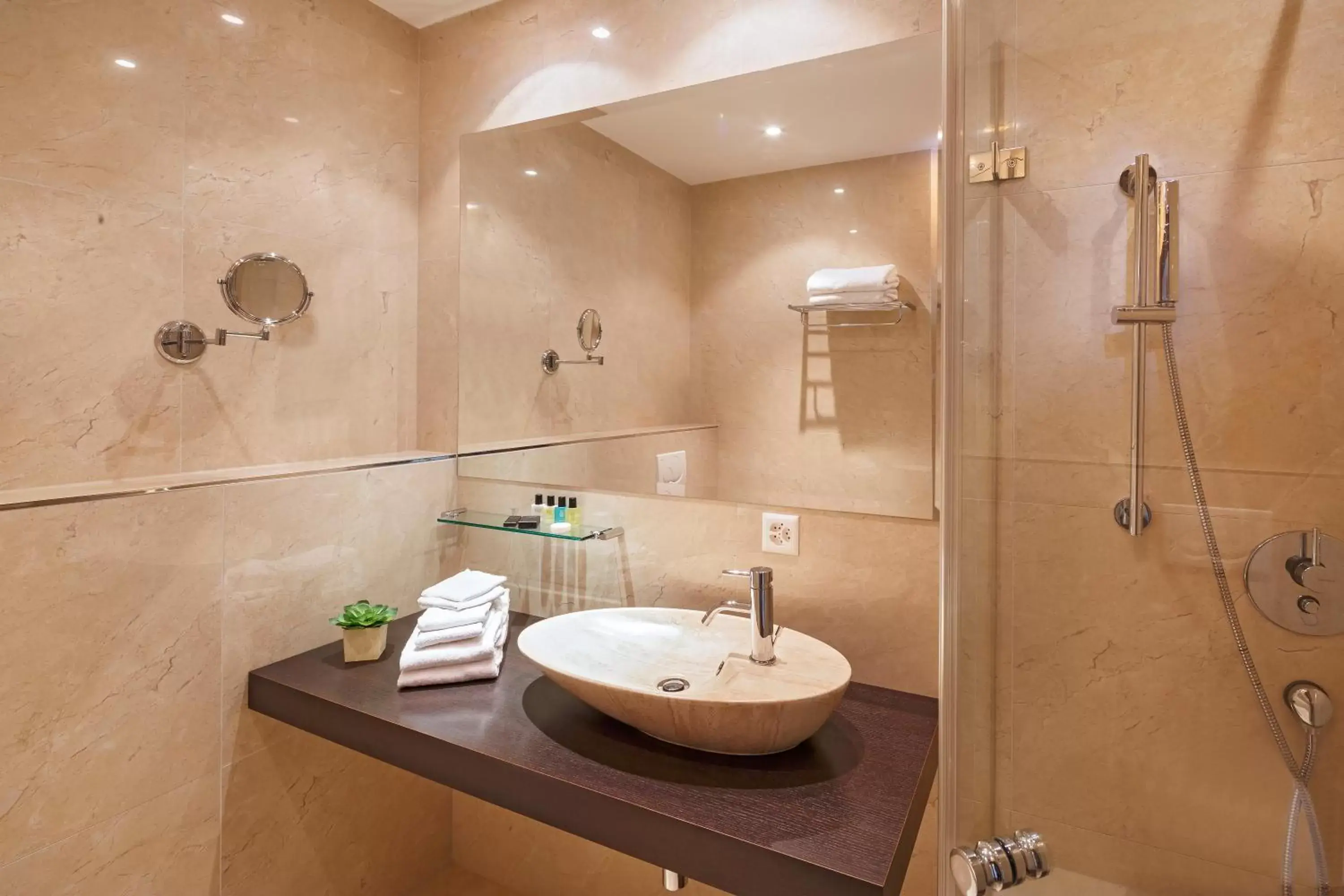 Junior Suite with Air Con in Business Hotel First Junior Suite with Air Con in Business Hotel First