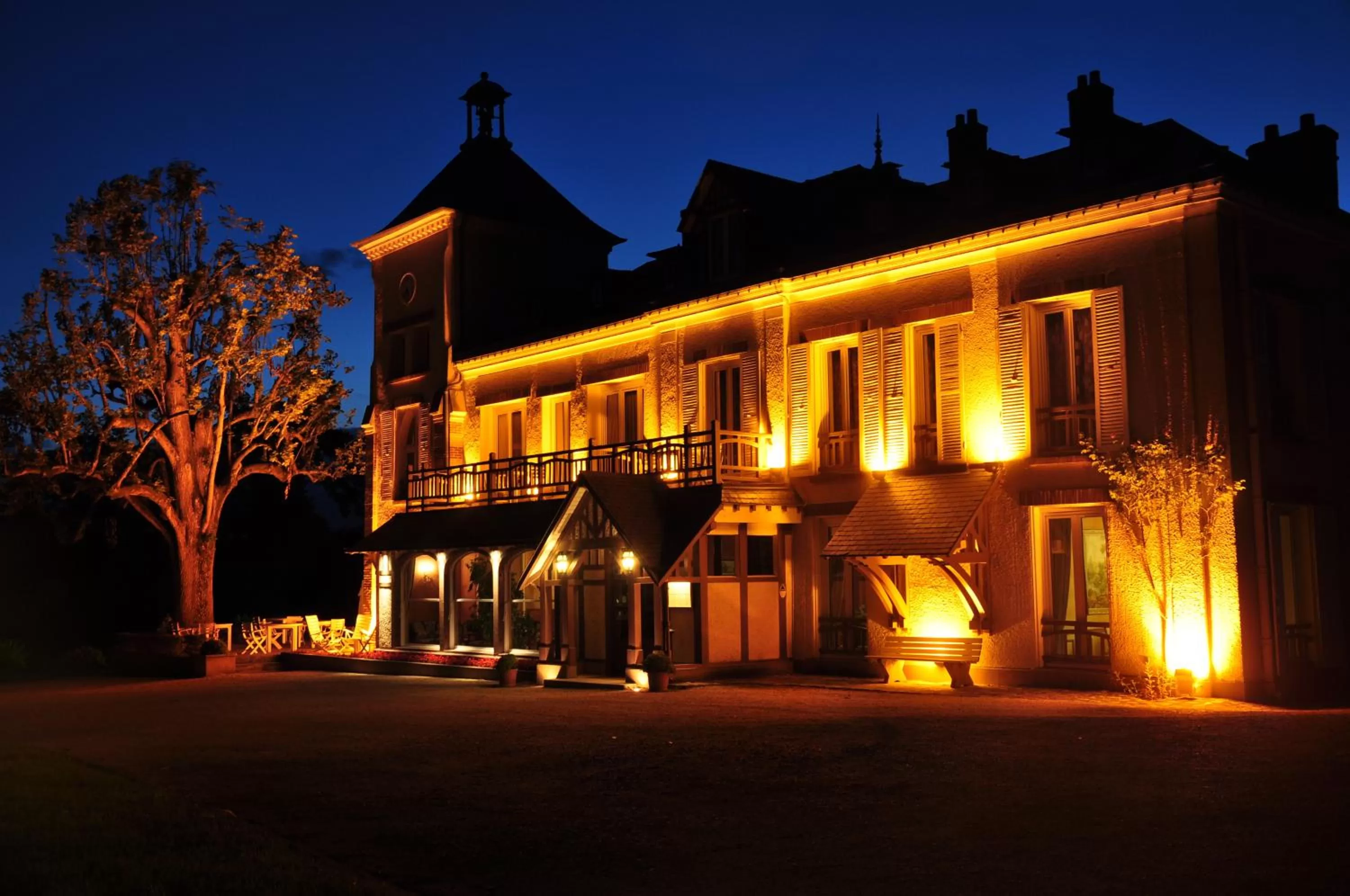 Facade/entrance in Château Des Bondons EI