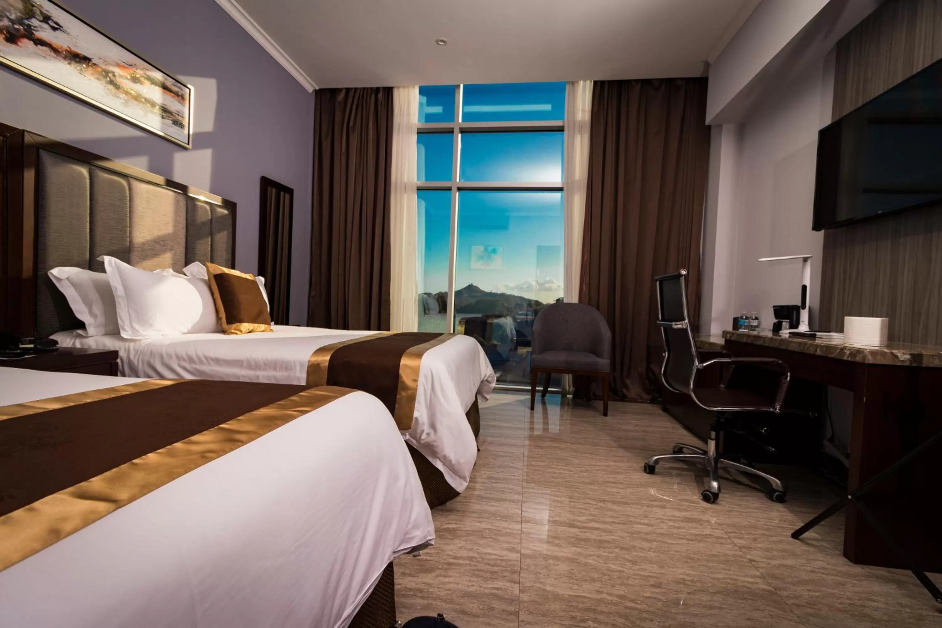 Bed in Hotel City Plaza & Suites