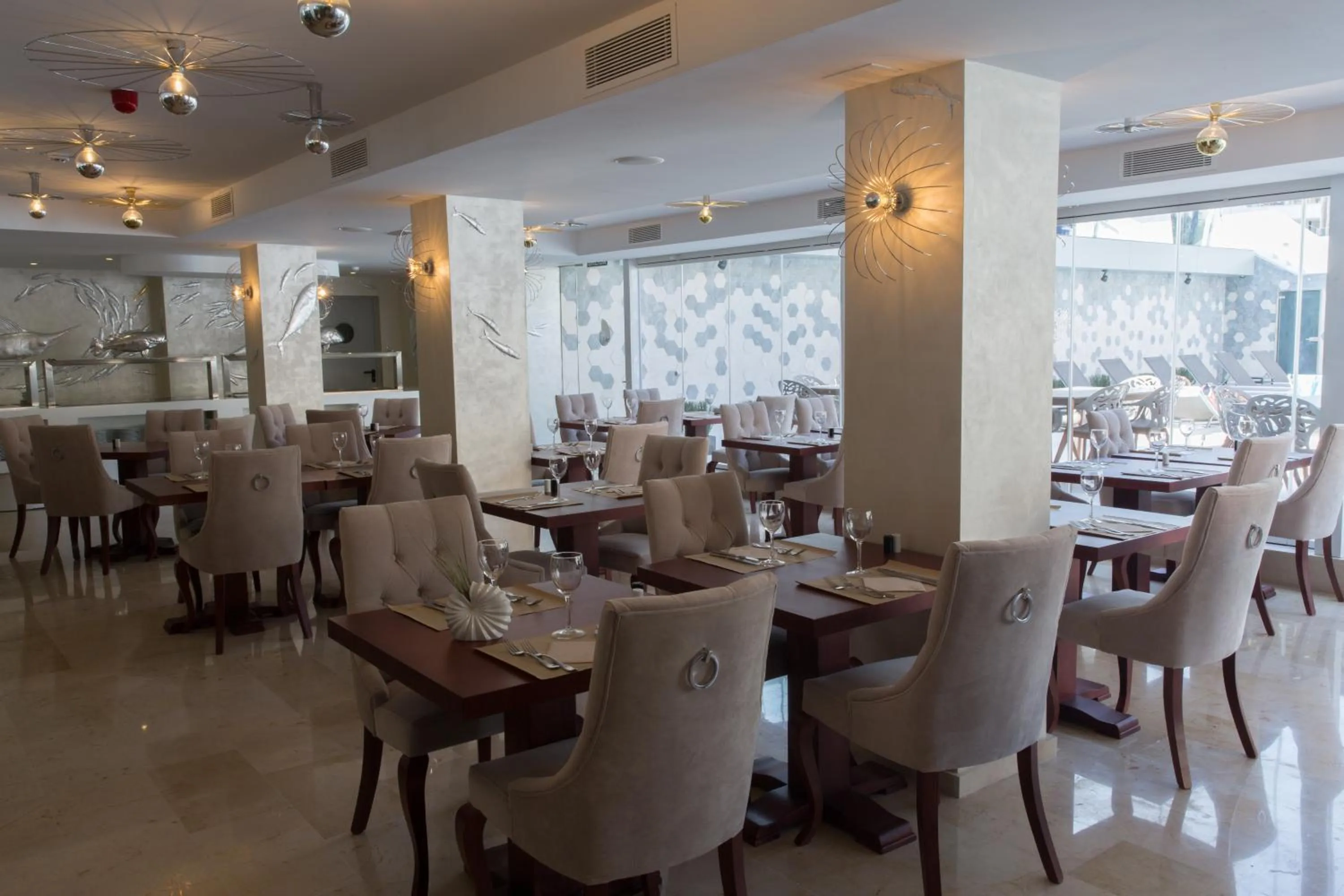 Restaurant/places to eat in Essence Hotel Boutique