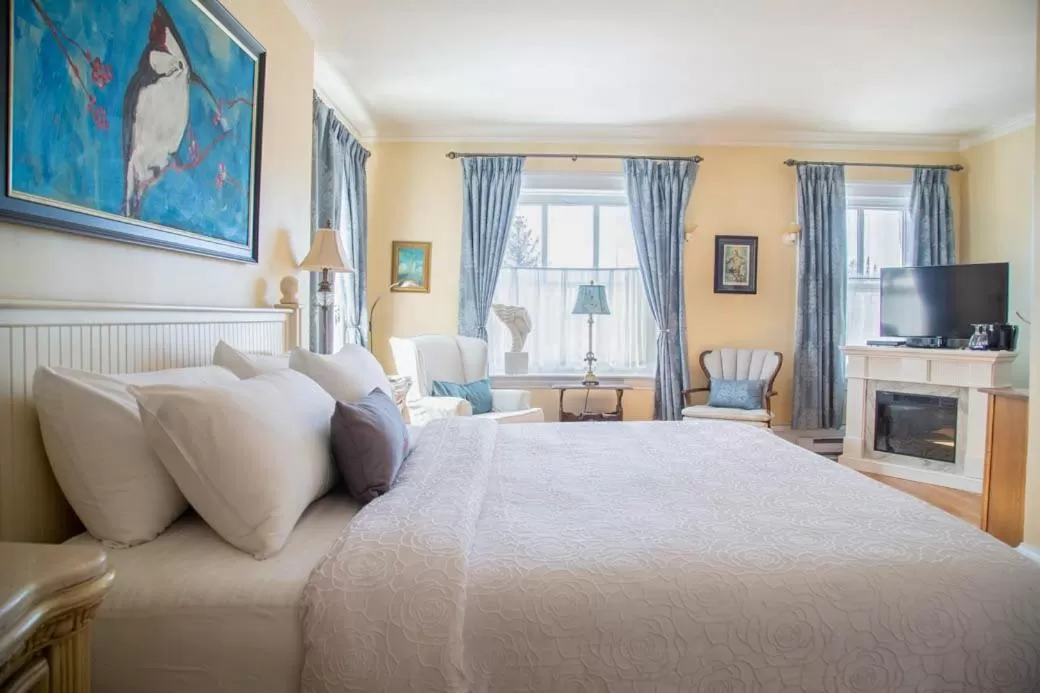 Photo of the whole room, Bed in Grey Gables Inn