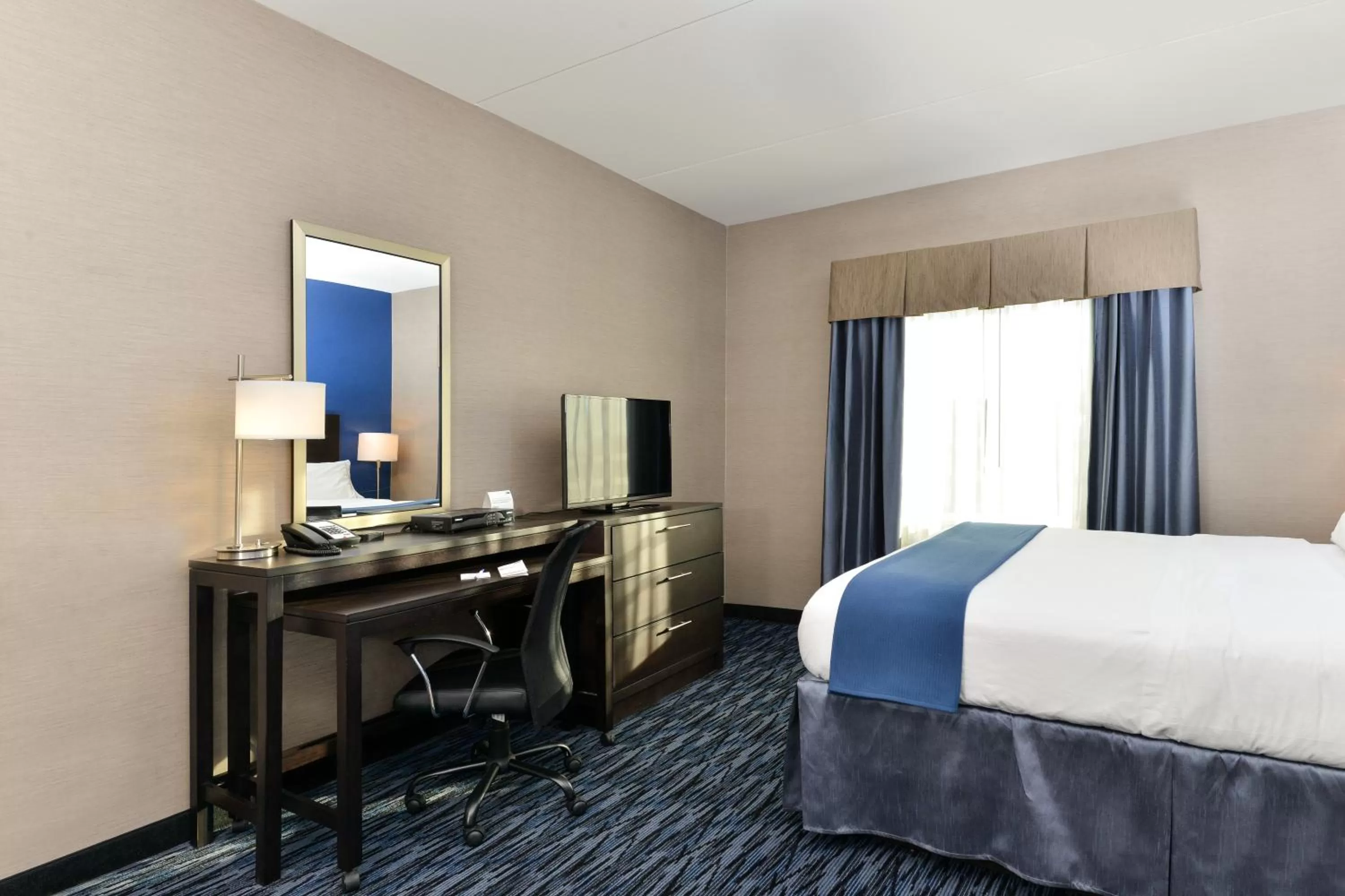 Day, Bed in Holiday Inn Express & Suites Peekskill-Lower Hudson Valley by IHG