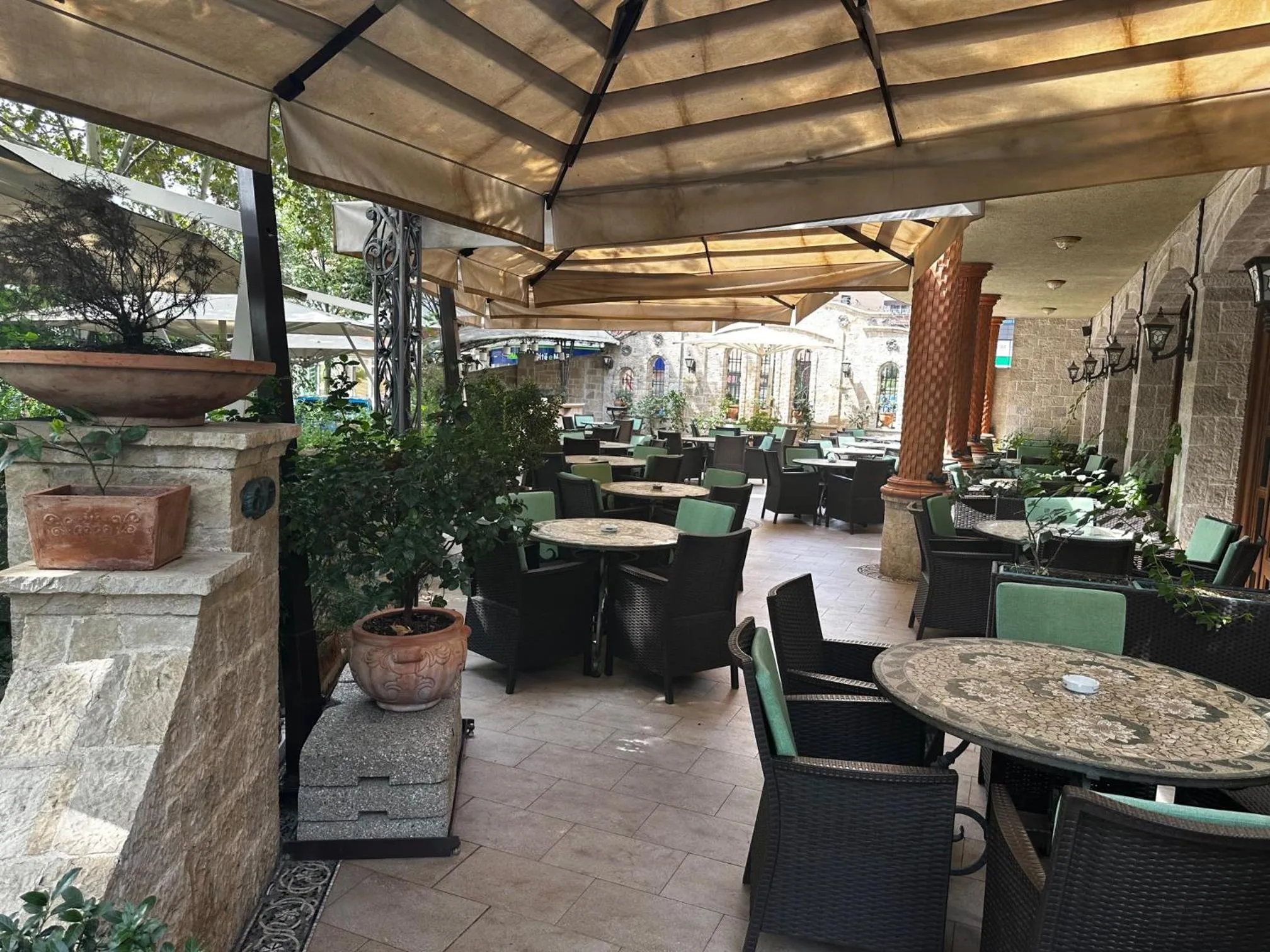 Restaurant/places to eat in Dinasty Hotel