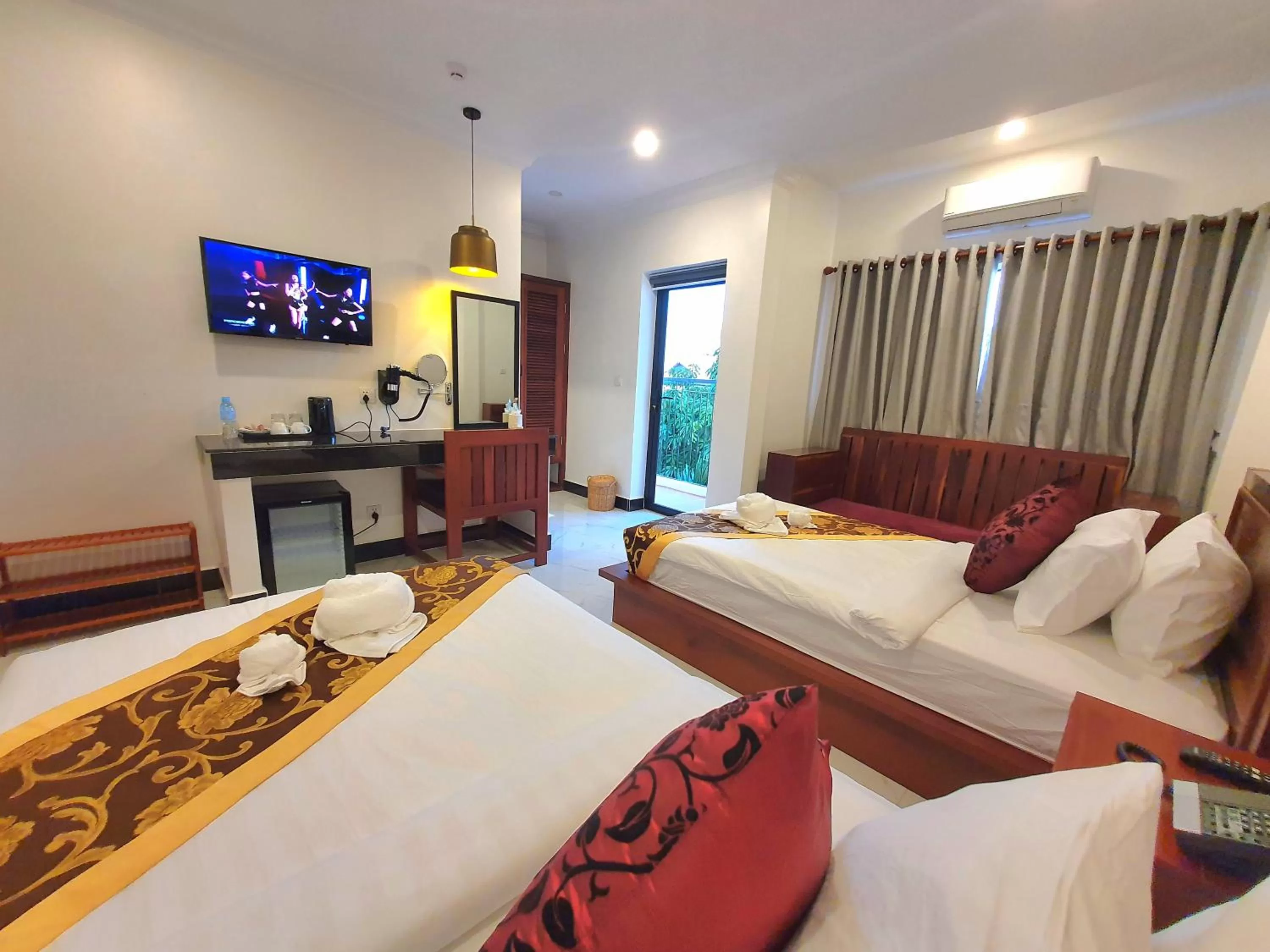 Bed in Long Night Siem Reap Hotel