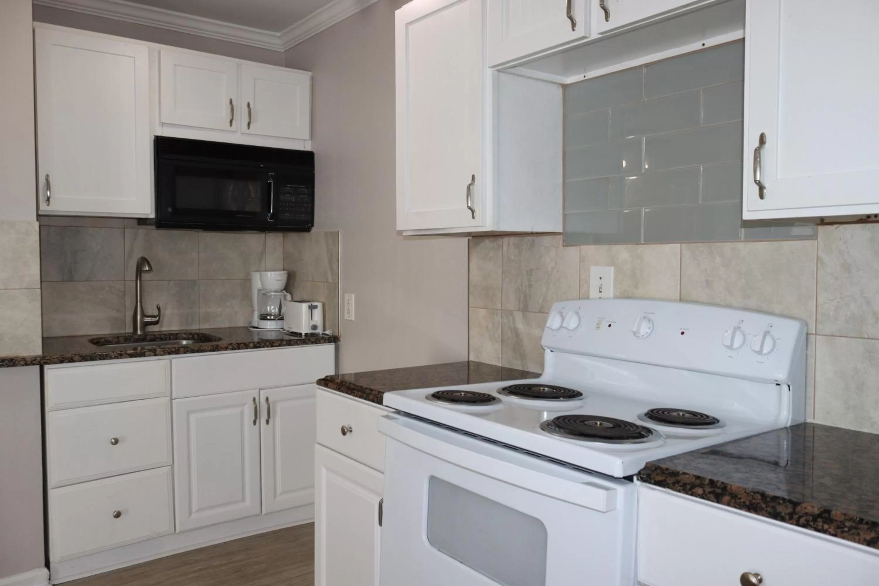 Kitchen or kitchenette in The Burgundy Inn Hotel and Apartments