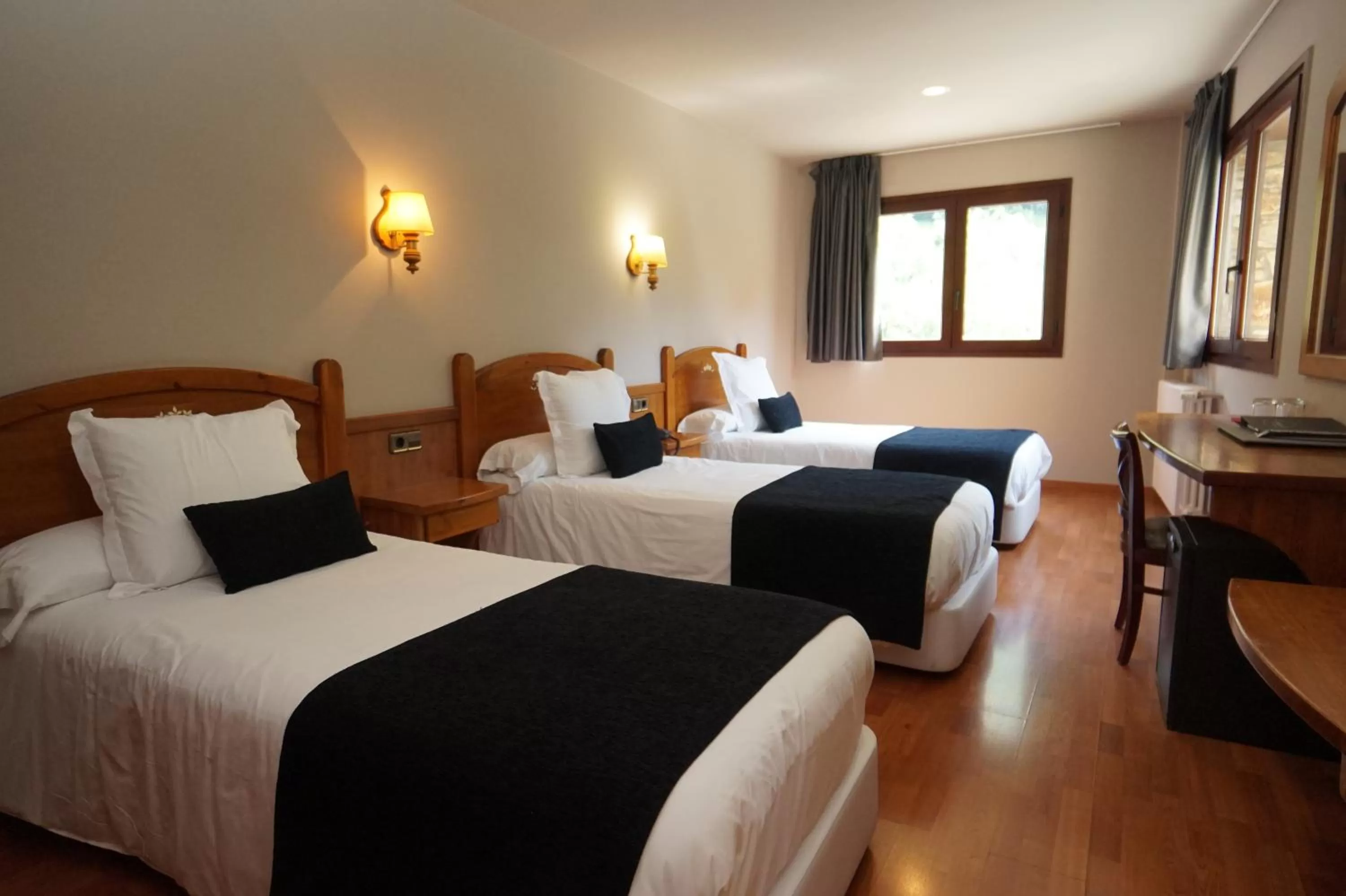 Photo of the whole room, Bed in Hotel & SPA Niunit