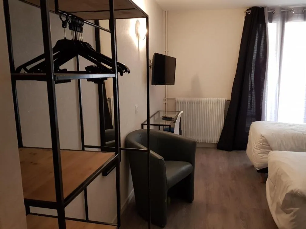 Photo of the whole room, Bed in Hôtel du Maine