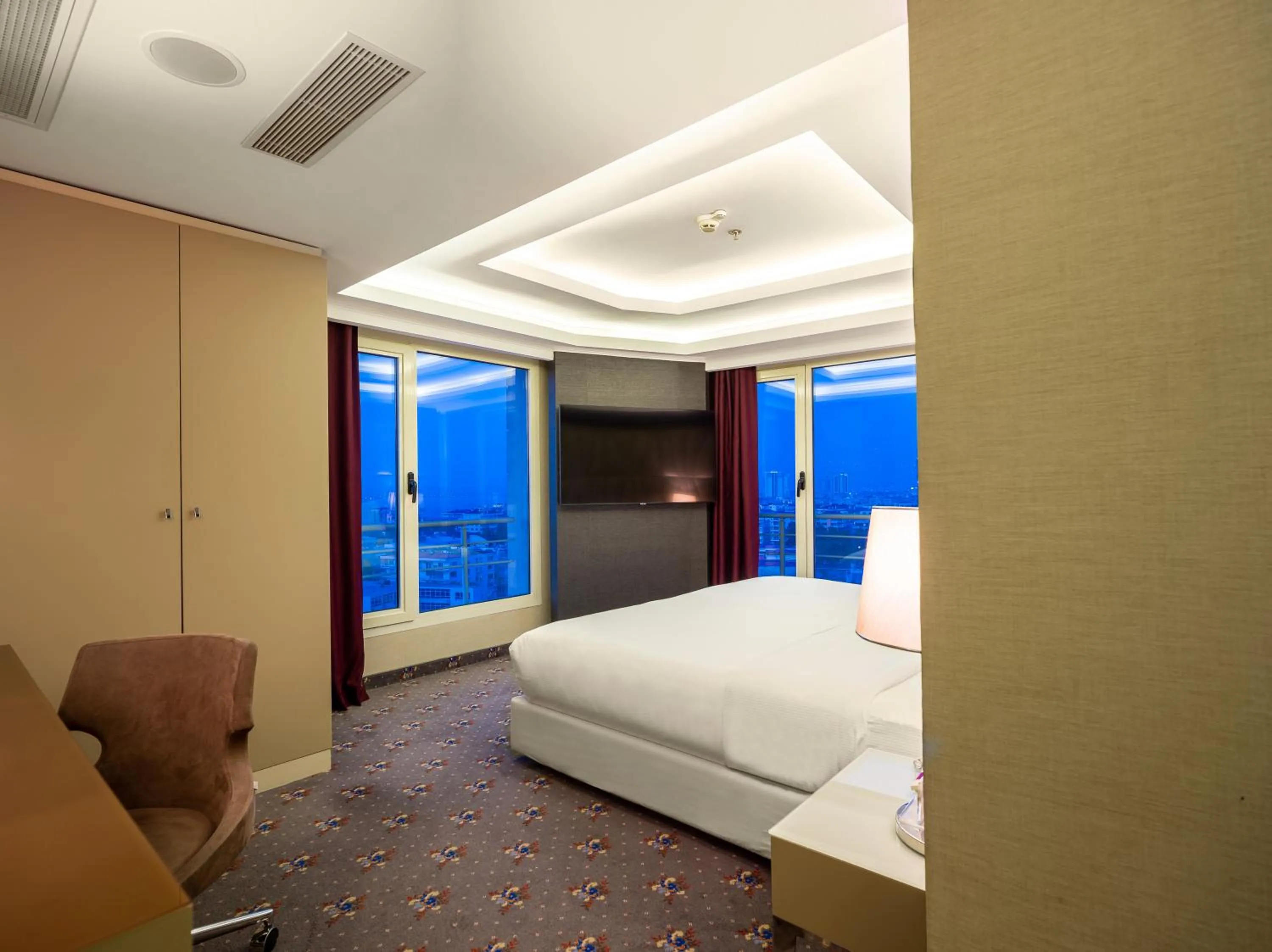 Bed in DoubleTree by Hilton Izmir - Alsancak