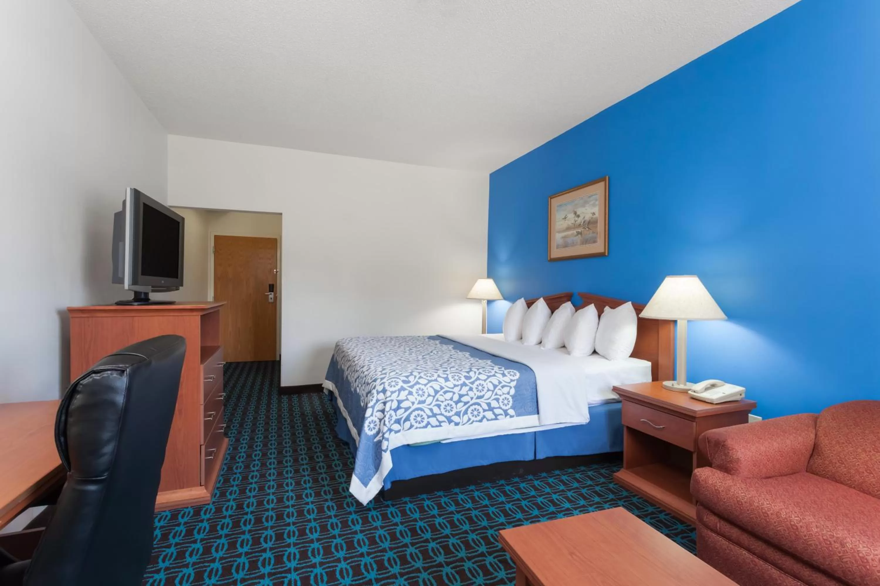 TV and multimedia, Bed in Days Inn & Suites by Wyndham Cambridge