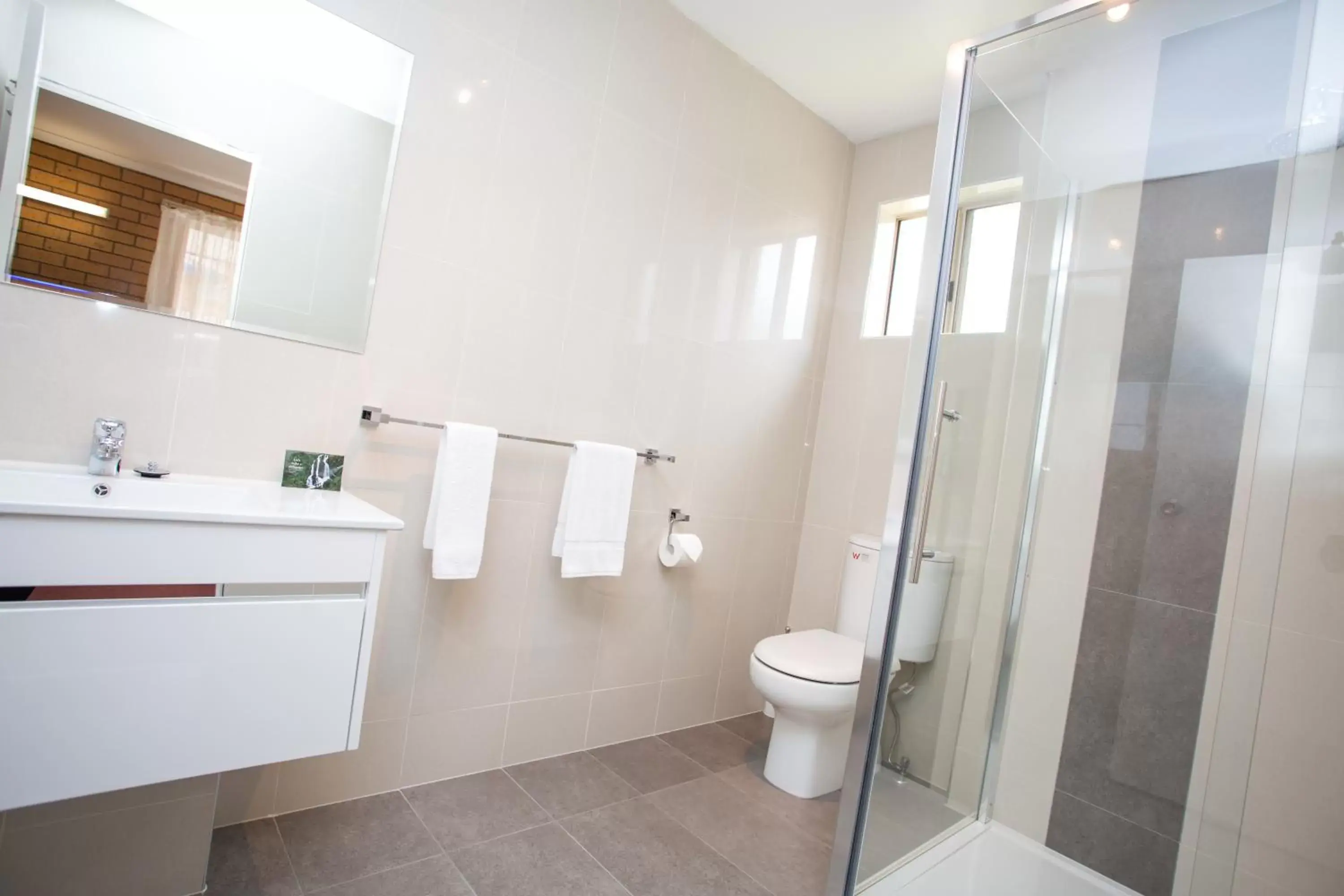 Queen Room in Blue Whale Motor Inn & Apartments Queen Room in Blue Whale Motor Inn & Apartments