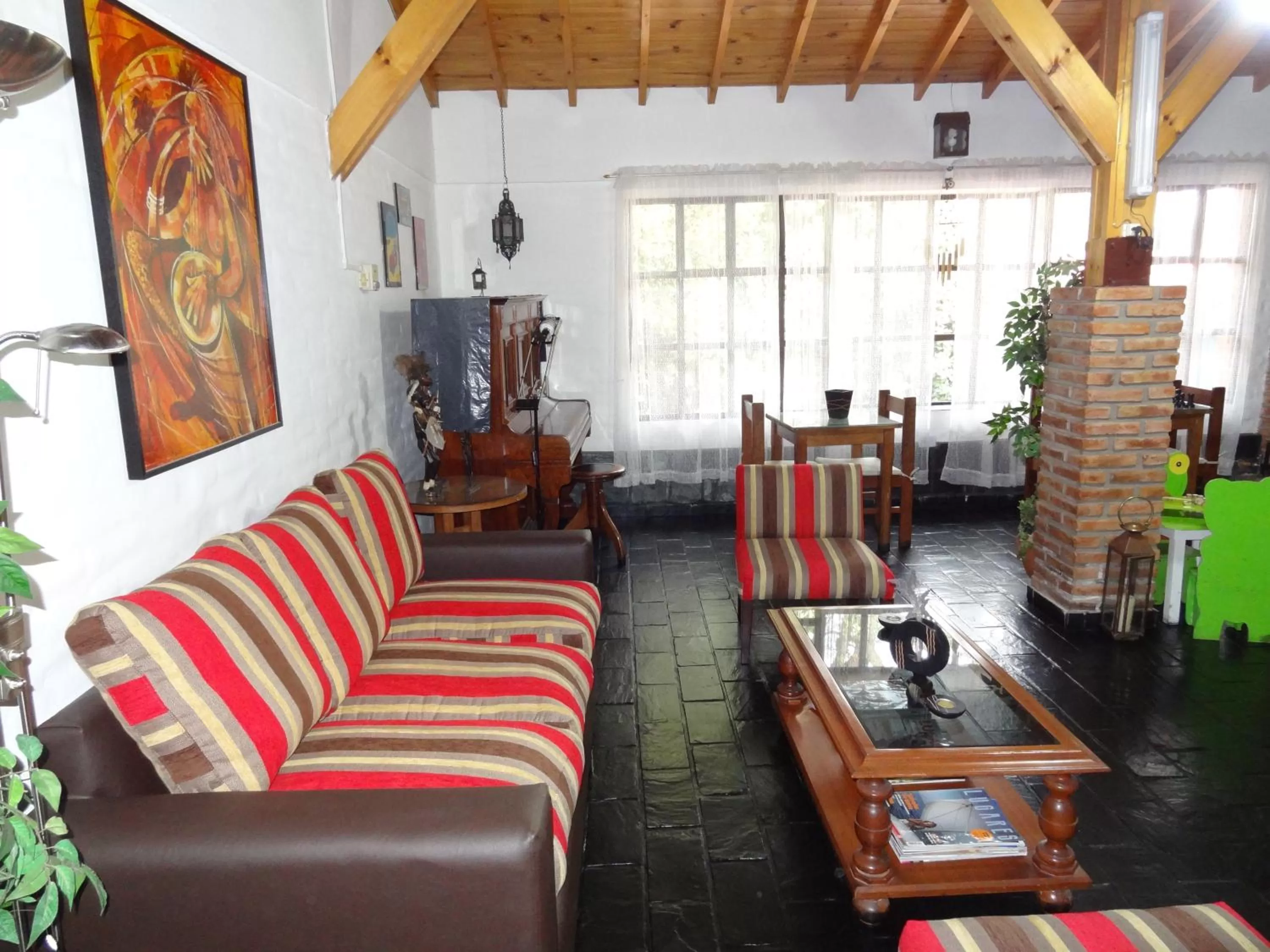 Communal lounge/ TV room in Hostería Lida