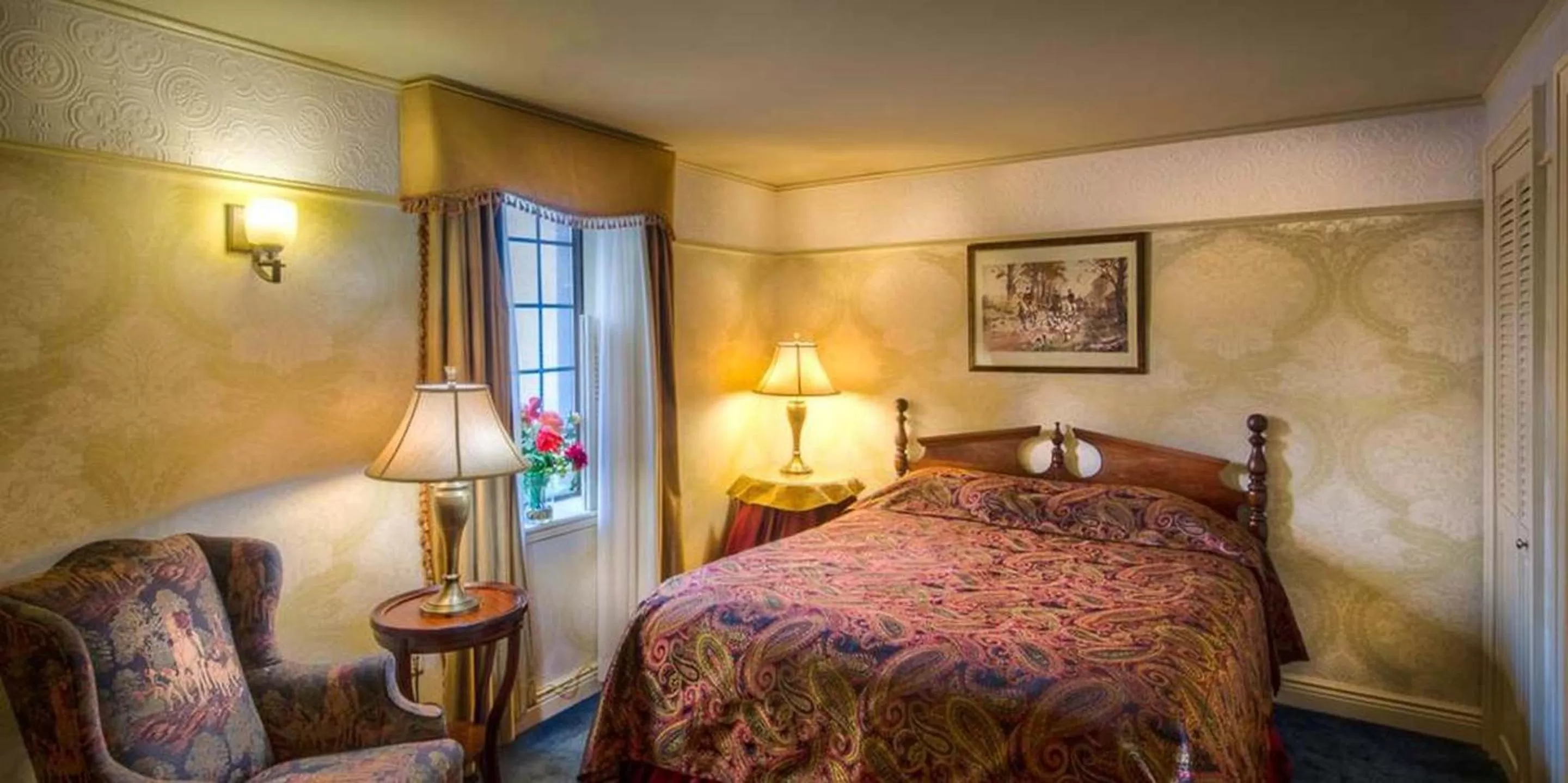 Bedroom, Bed in Red Coach Inn