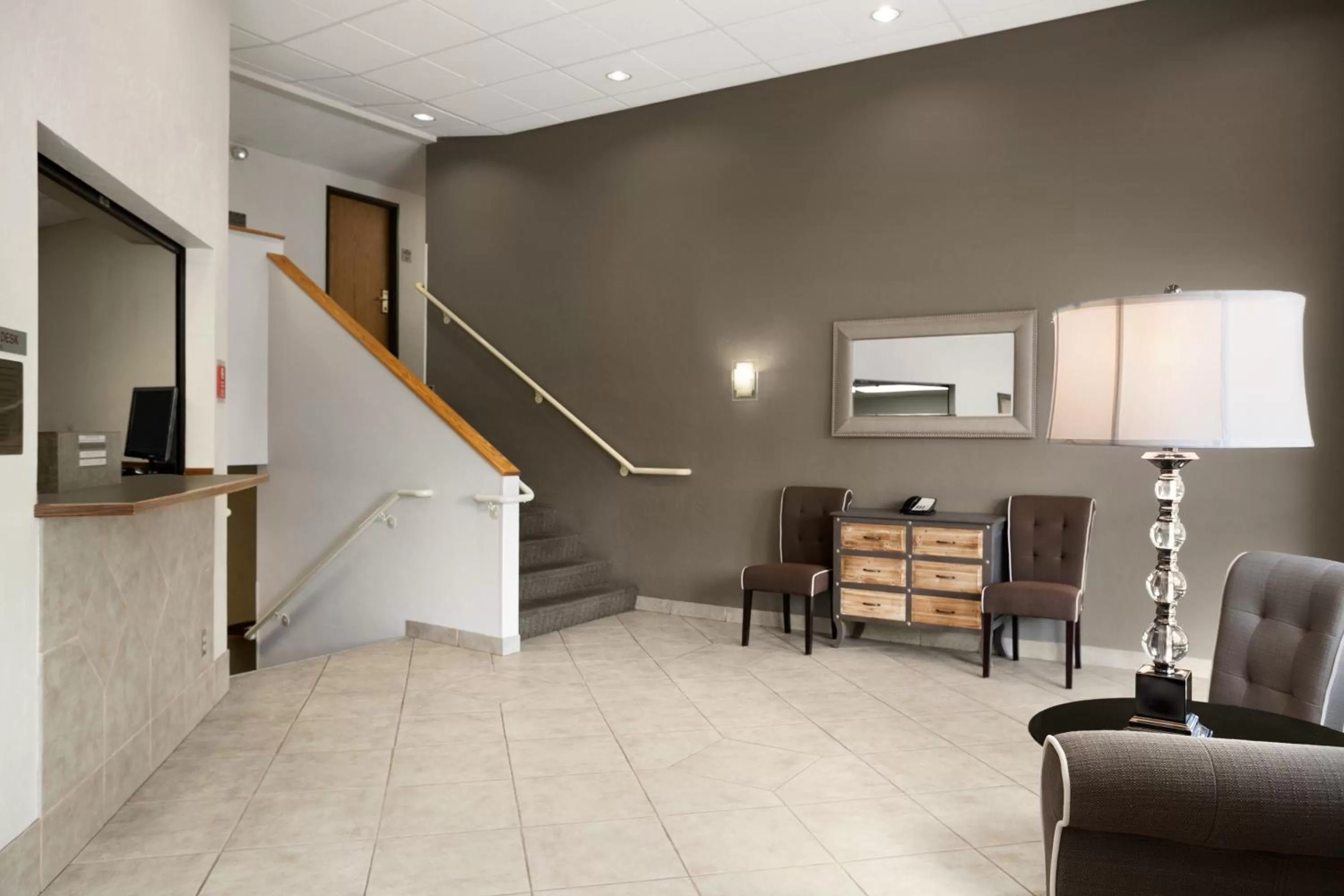 Lobby or reception in Super 8 by Wyndham Portland Airport