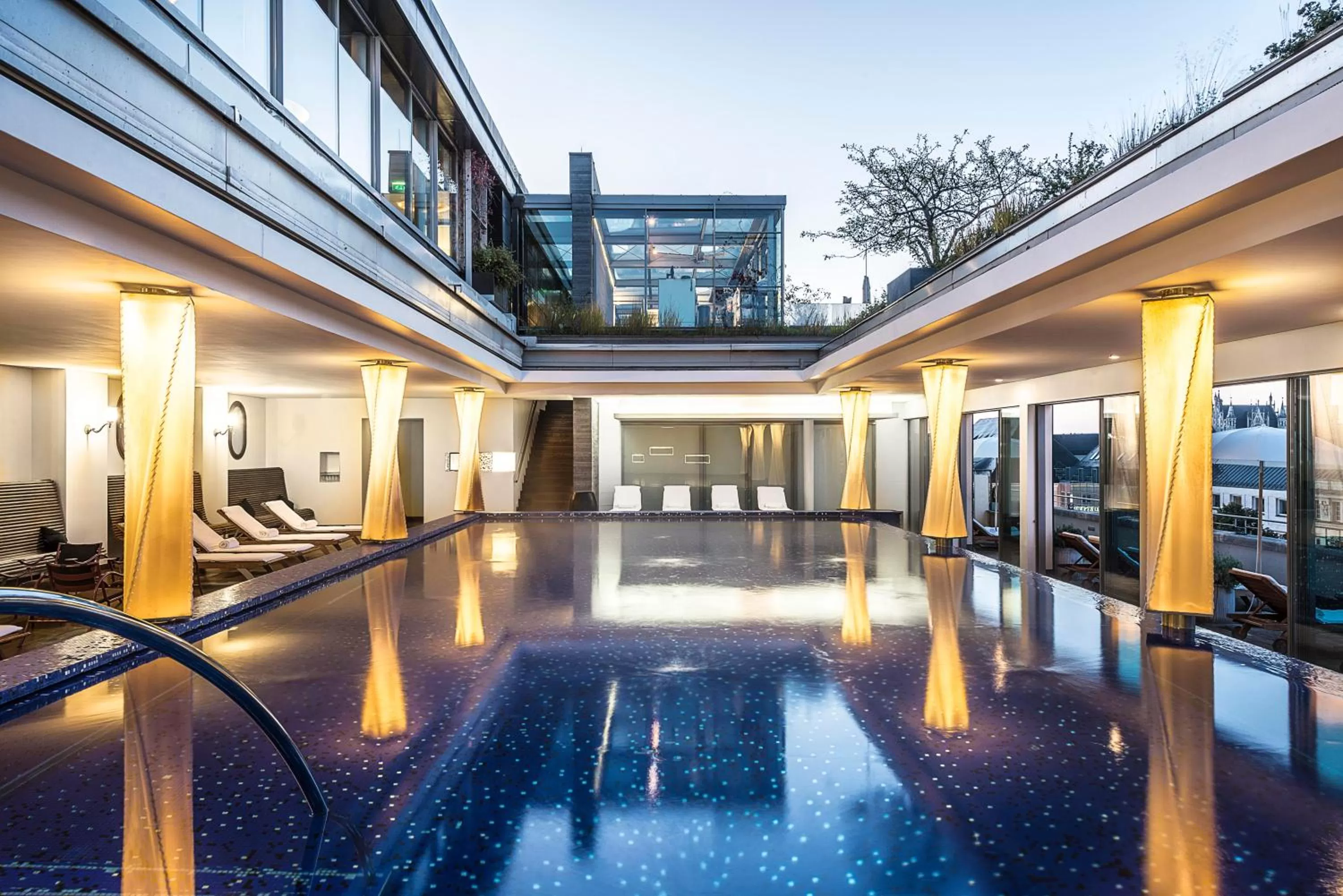 Swimming pool in Hotel Bayerischer Hof