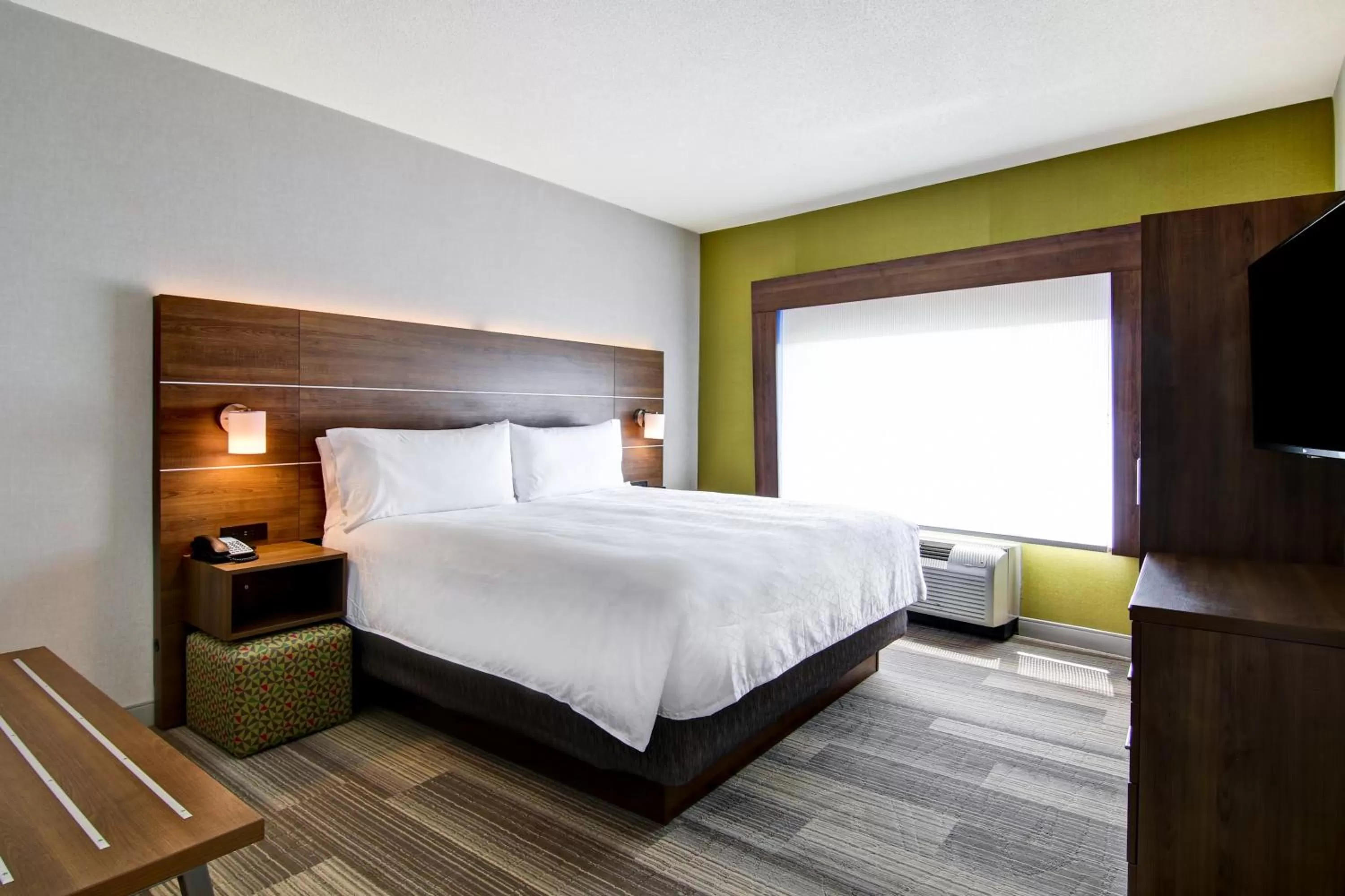 Photo of the whole room, Bed in Holiday Inn Express Hotel & Suites Toronto - Markham by IHG