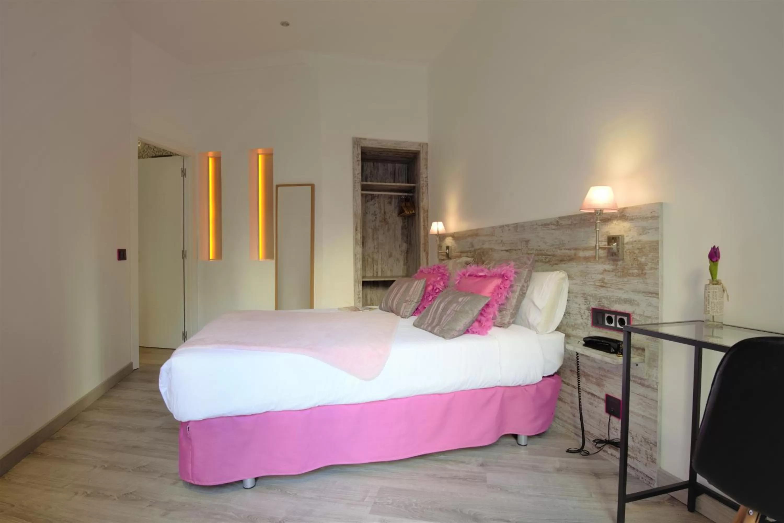 Photo of the whole room, Bed in DreamKeys Barcelona City