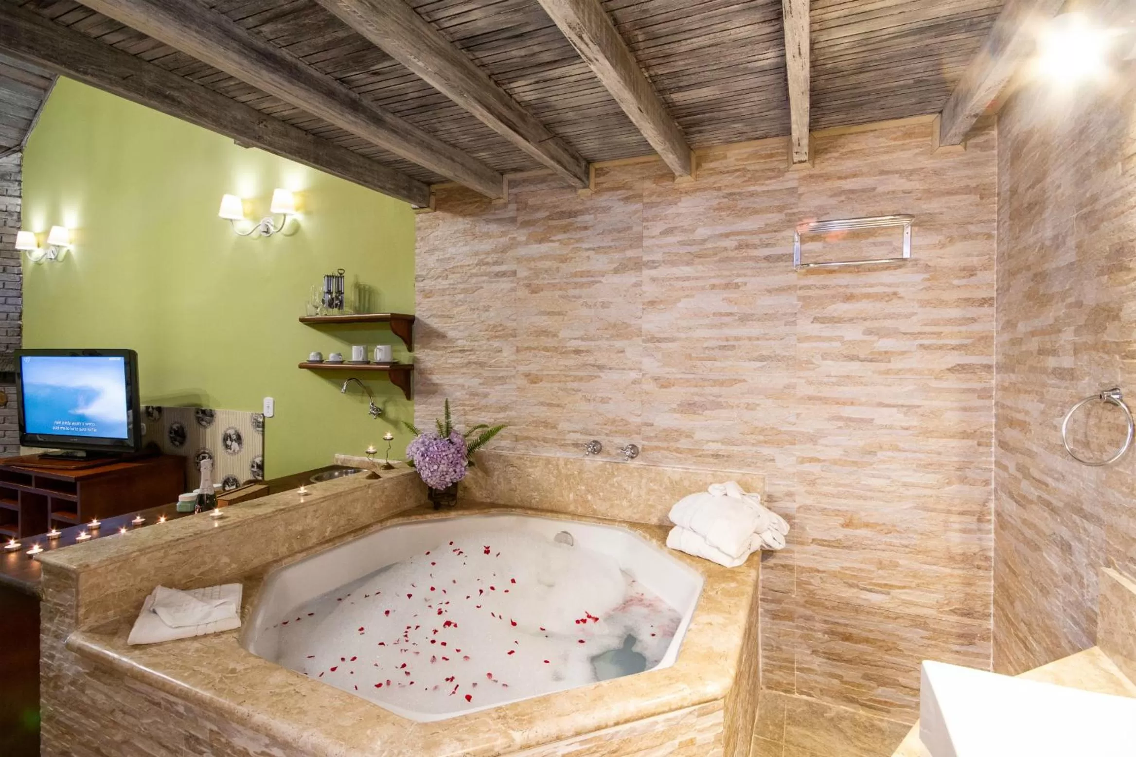 Hot Tub in Pousada Alto Da Boa Vista