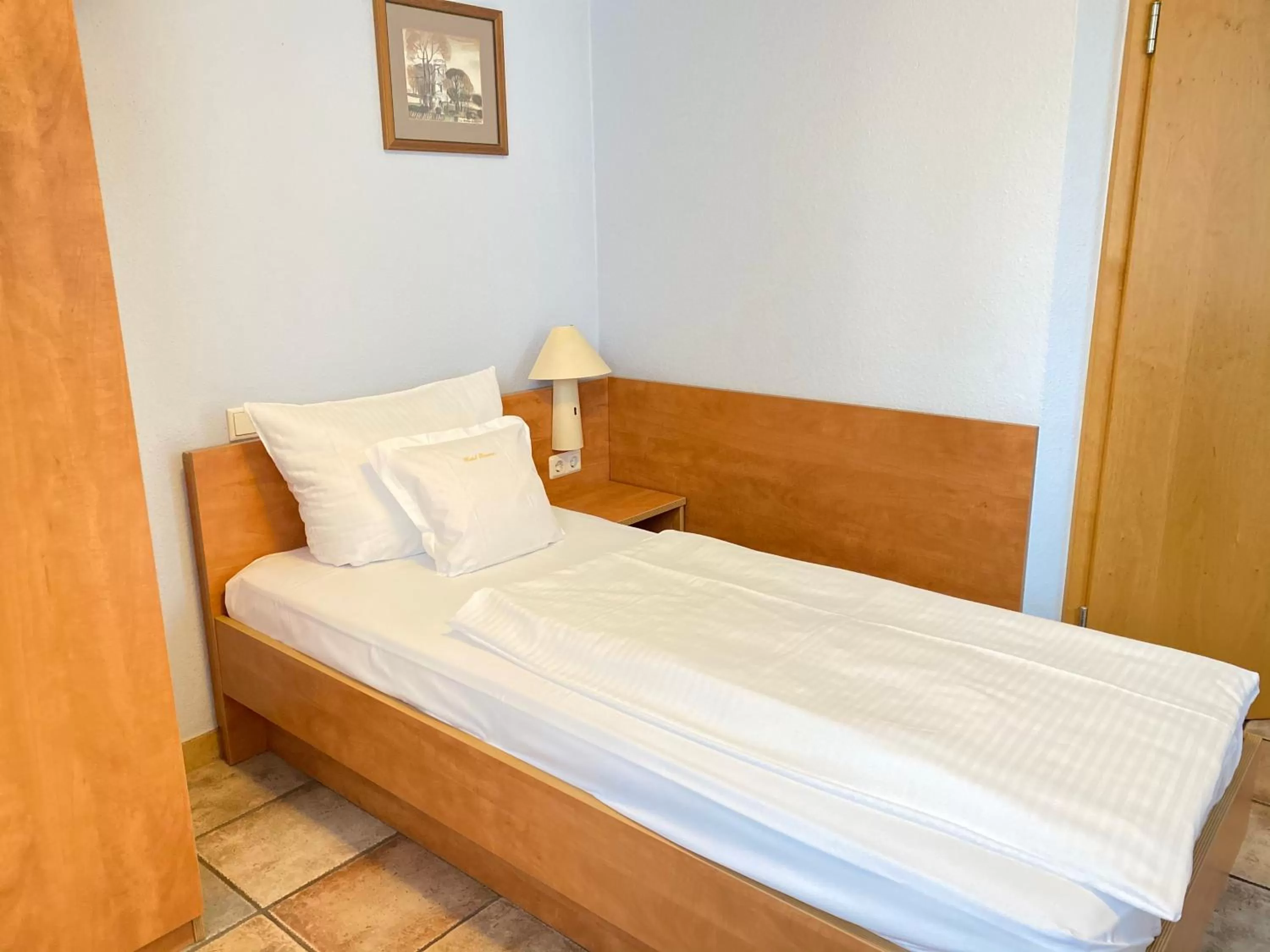 Bed in Vintage Hotel Köln Pulheim - Kostenlose Parkplätze