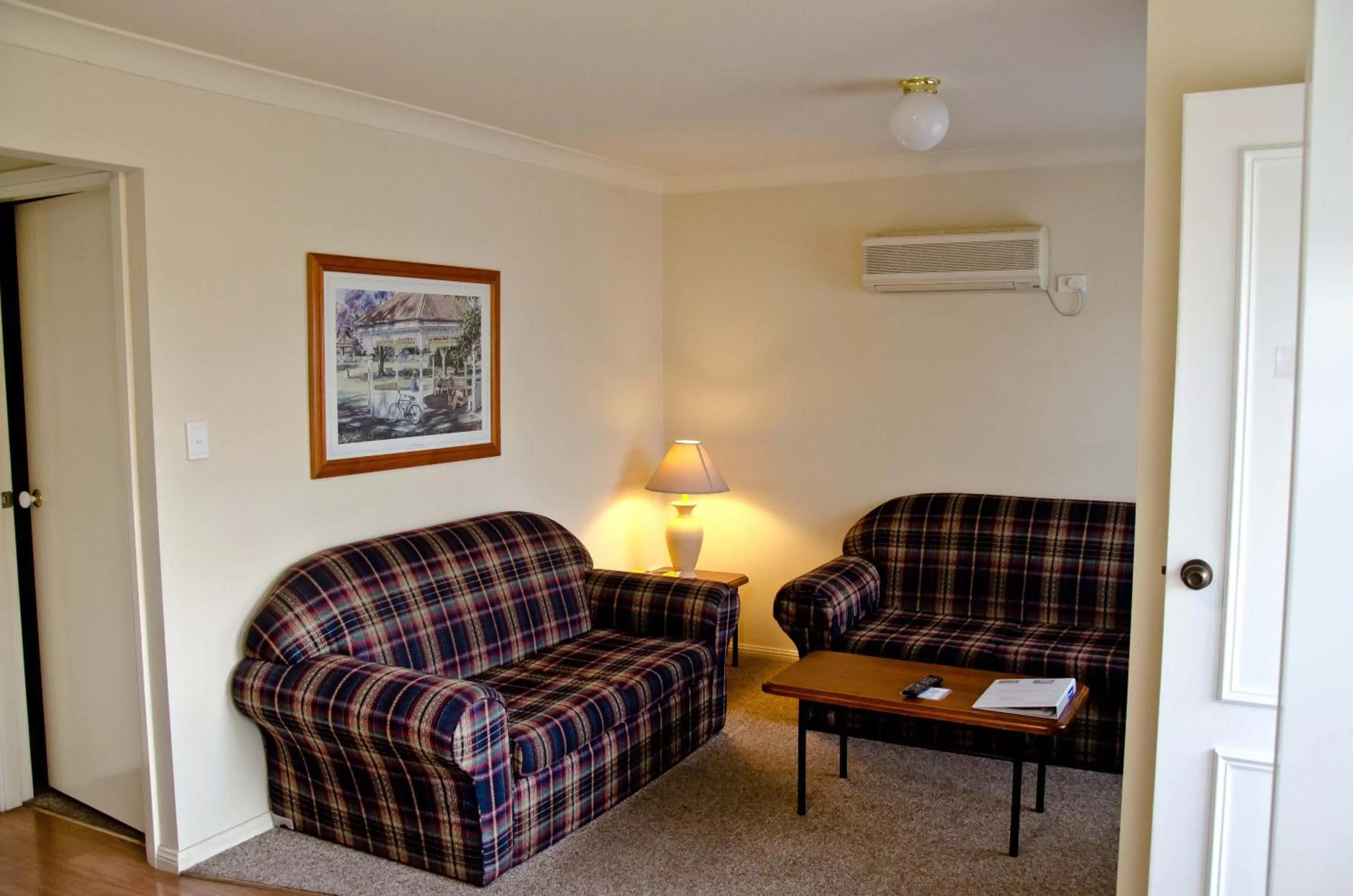 Living room in Baybrook Motor Inn