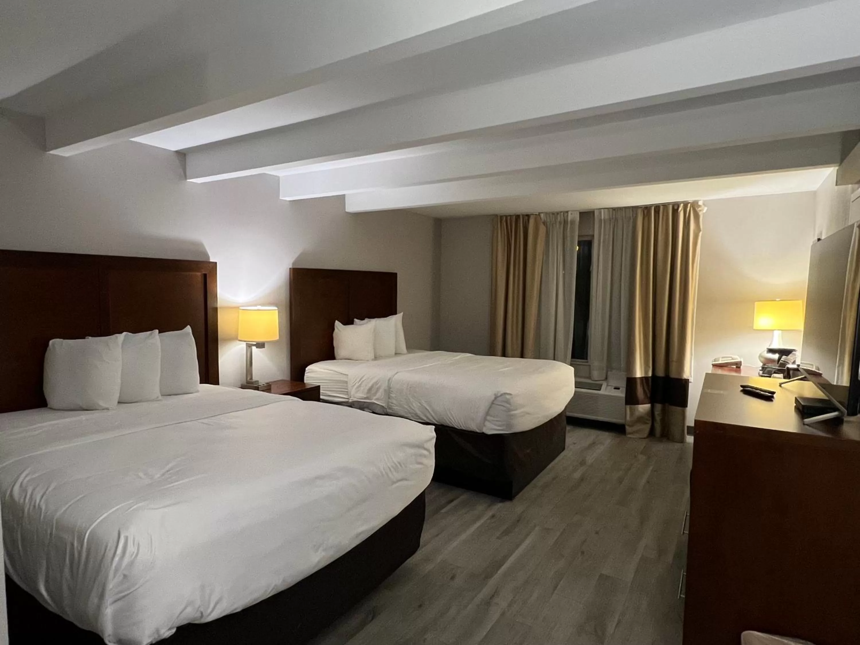 Bed in Country Inn & Suites by Radisson, Battle Creek, MI