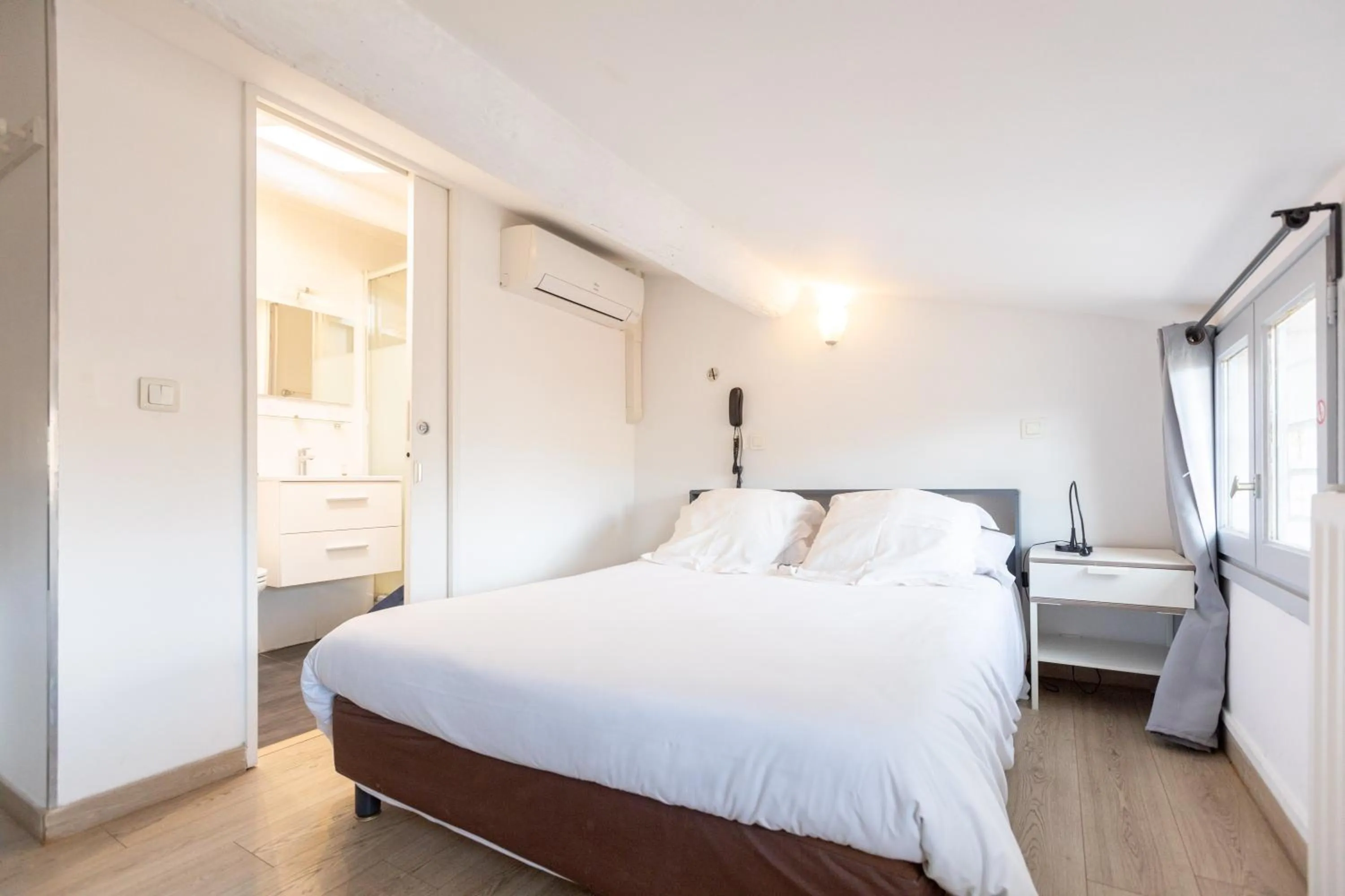 Bed in Hôtel Edmond Rostand