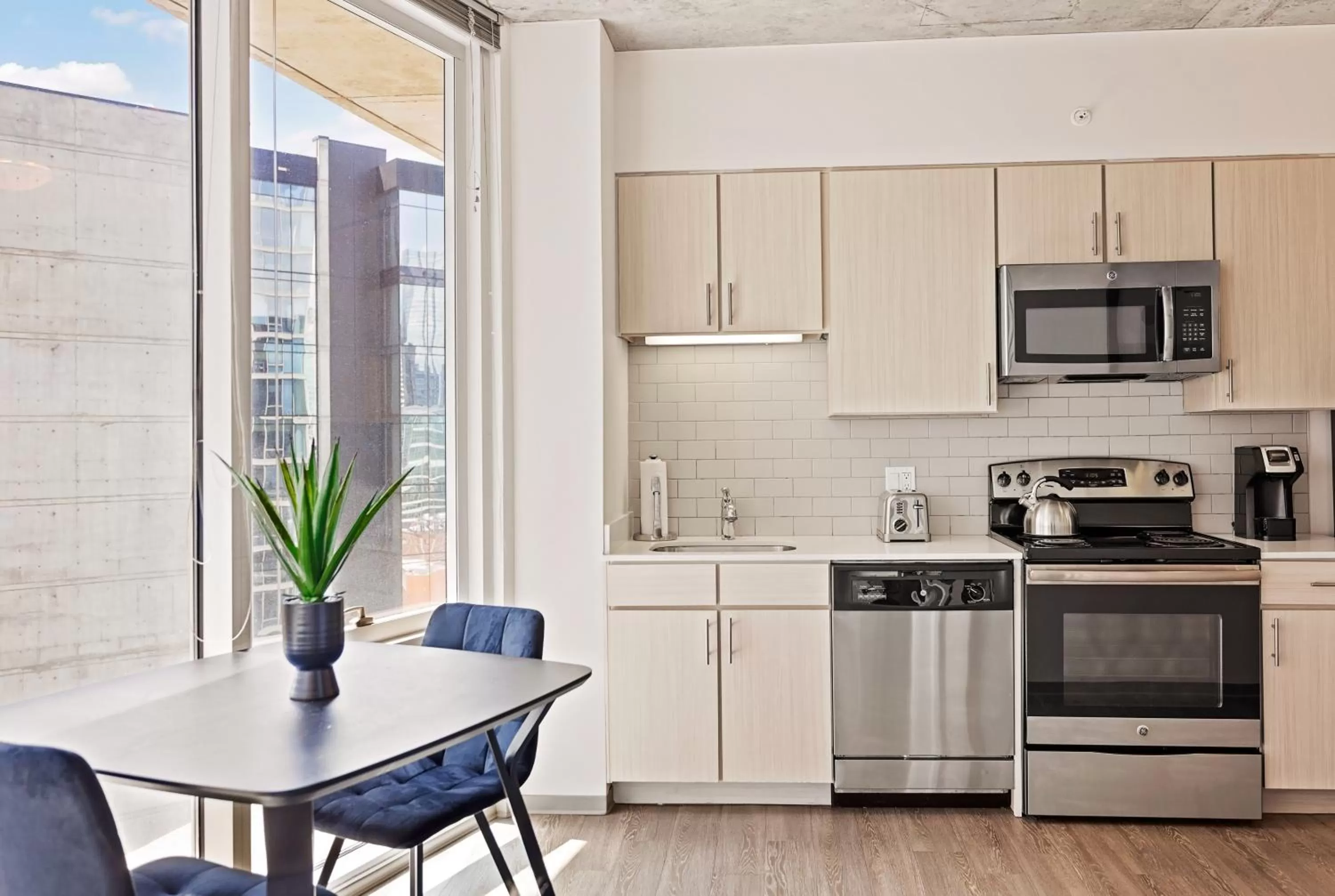 Kitchen or kitchenette in Placemakr Premier SoBro