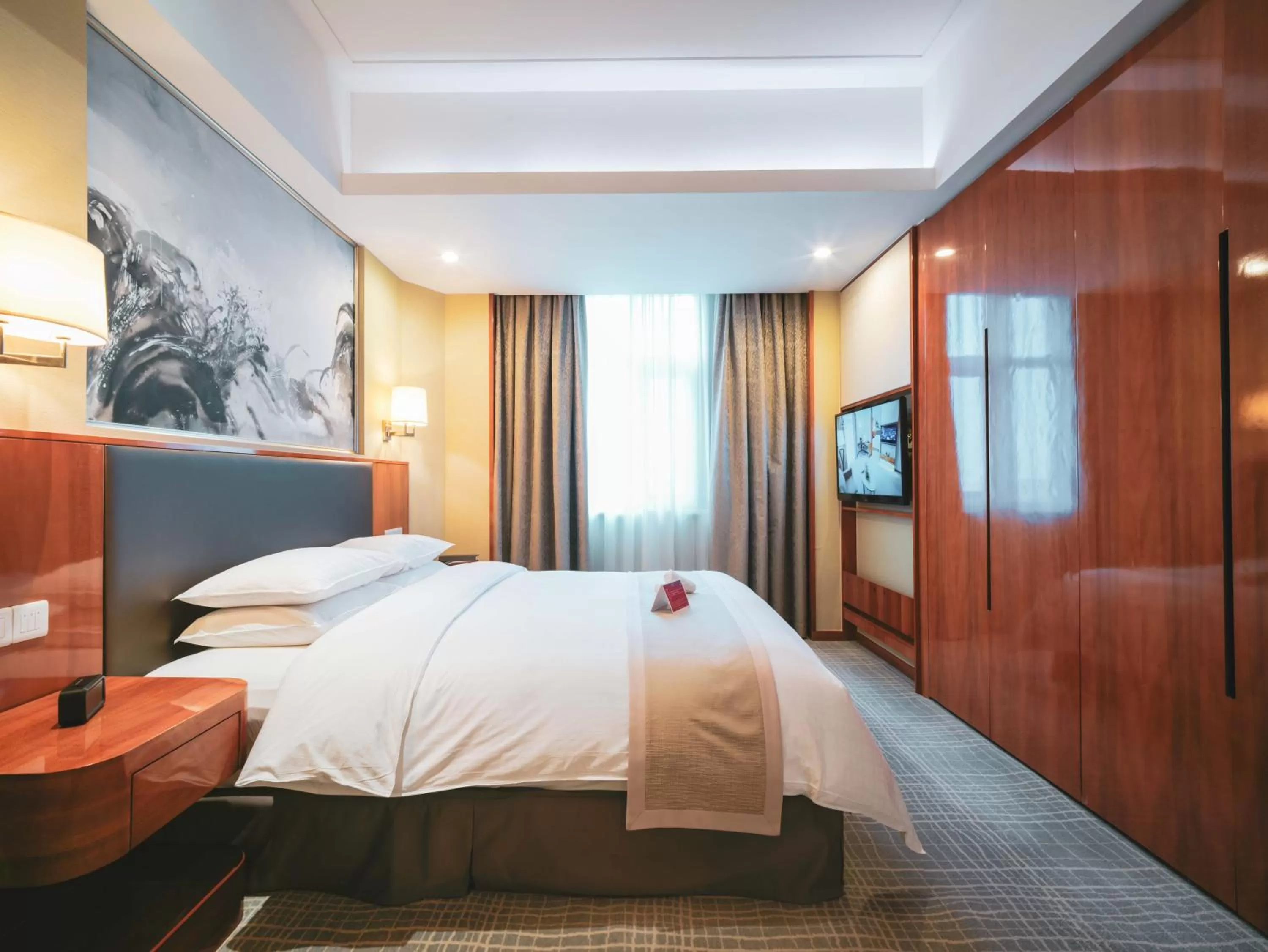 Bed in Ramada Plaza Shanghai Pudong Airport - 3 mins to PVG depature floor & check entrance with hotel shuttle