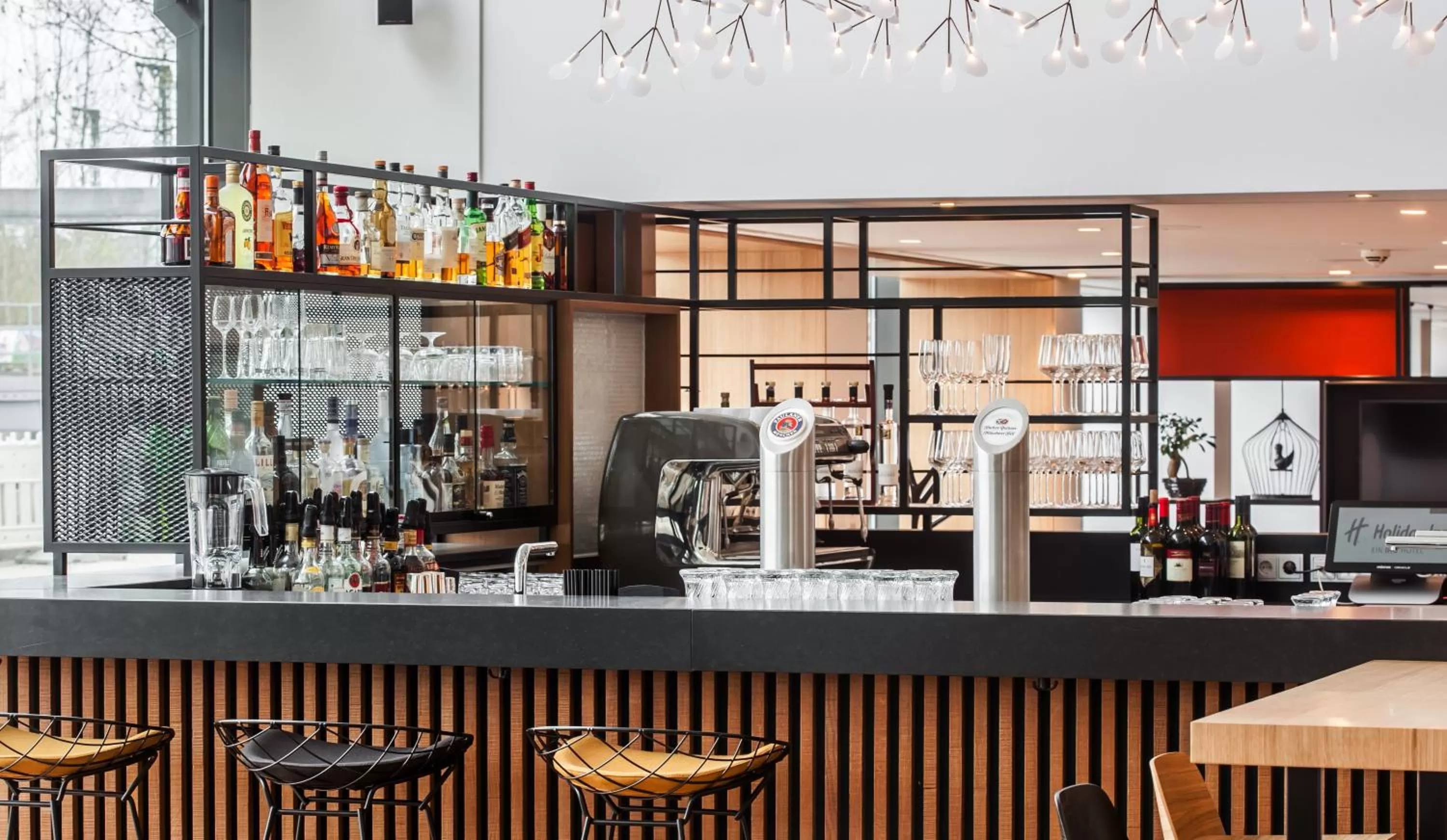 Lounge or bar in Holiday Inn Munich - Leuchtenbergring by IHG