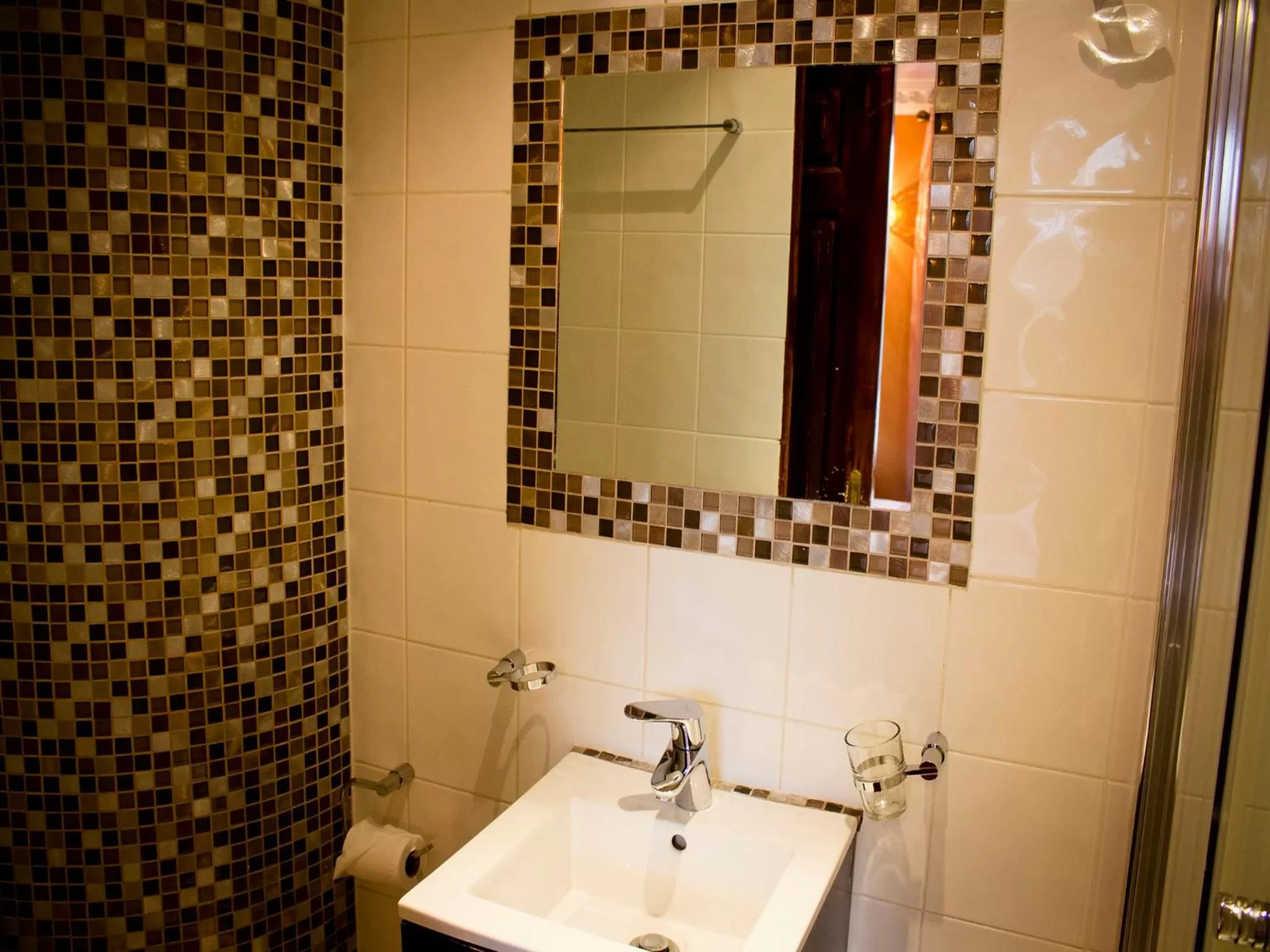 Bathroom in Cricklewood Lodge Hotel