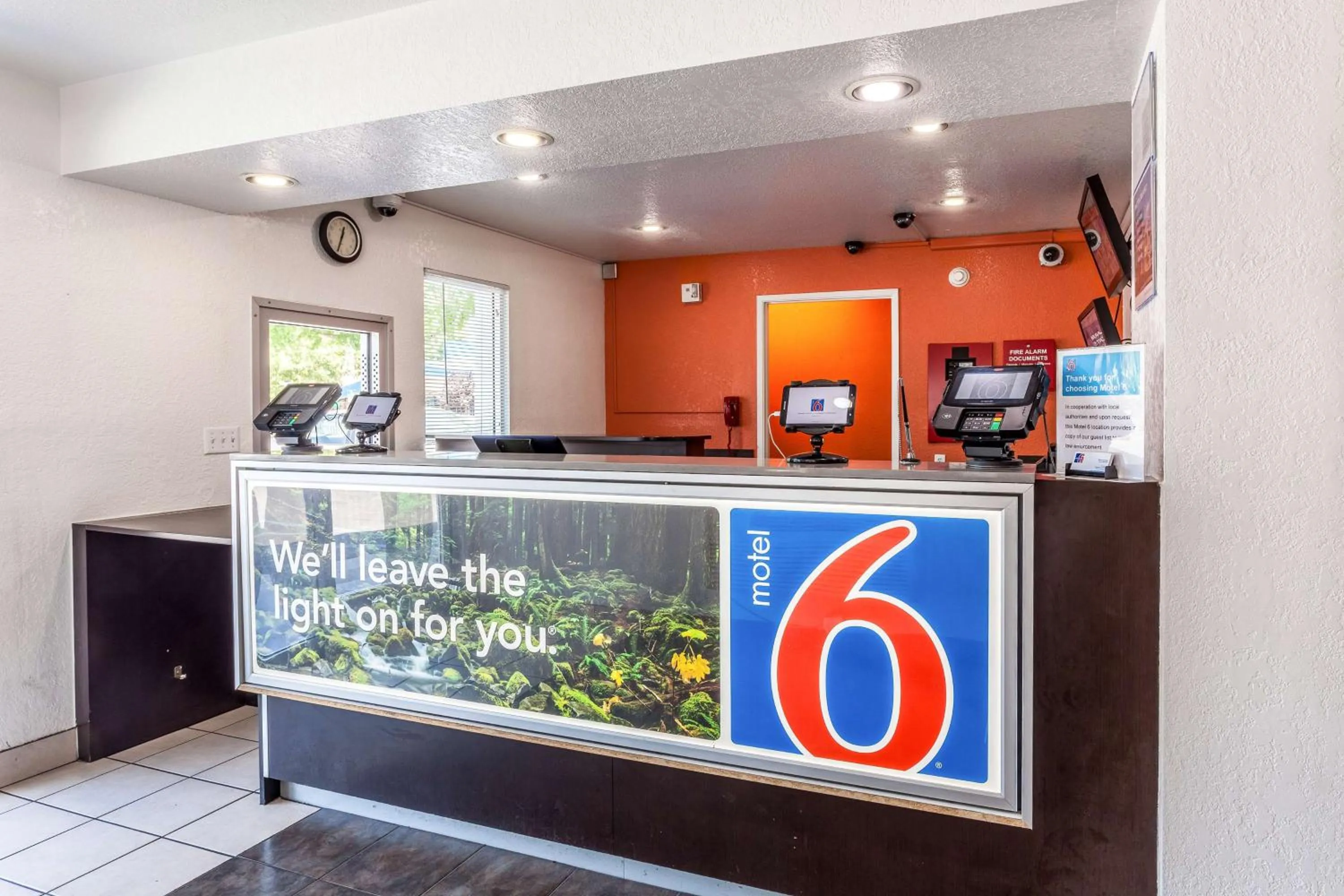Lobby or reception in Motel 6 Sacramento, Ca - Downtown