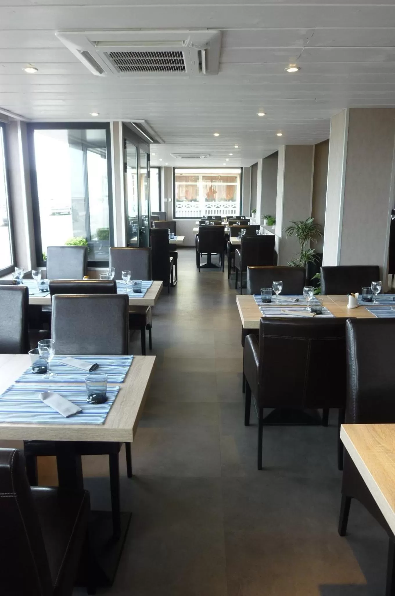 Restaurant/places to eat in Les Fregates