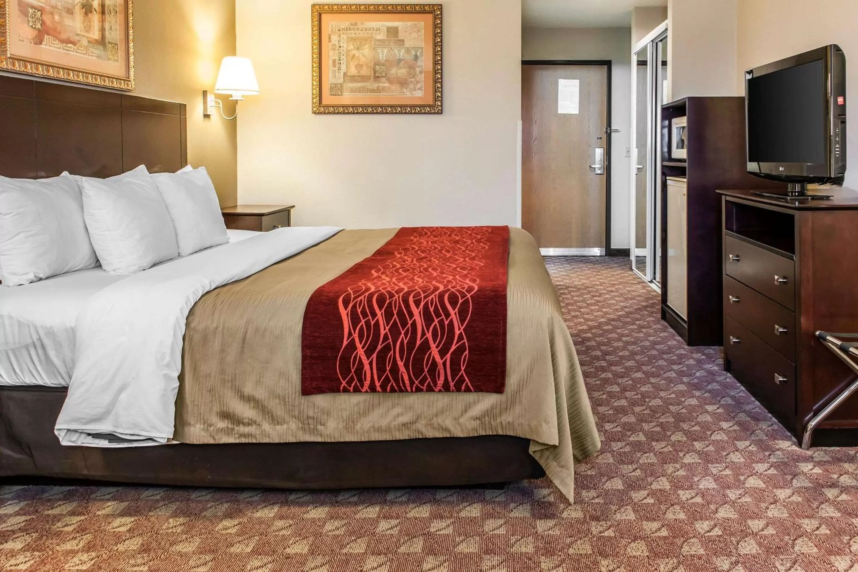 Photo of the whole room, Bed in Quality Inn Defiance