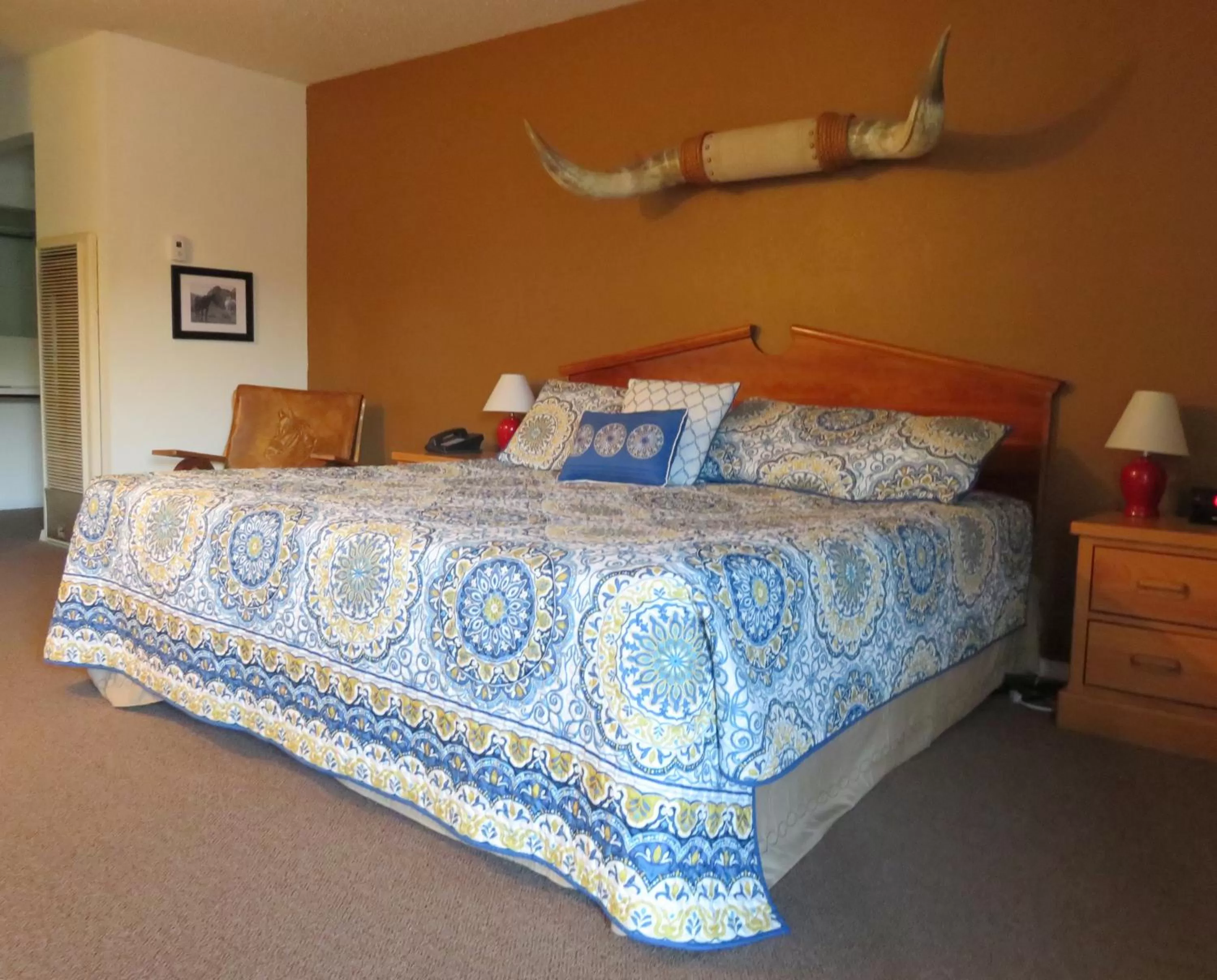 Bed in Raton Pass Motor Inn