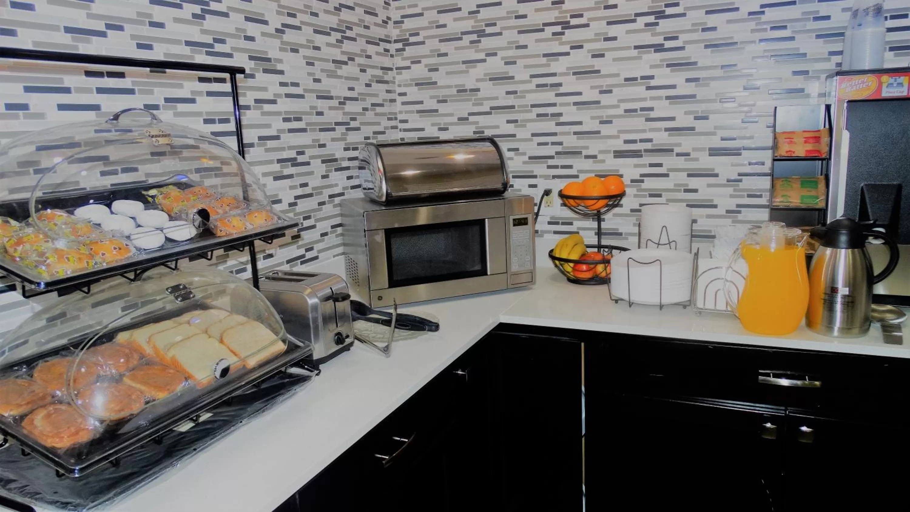 Continental breakfast in Oak Tree Inn & Suites