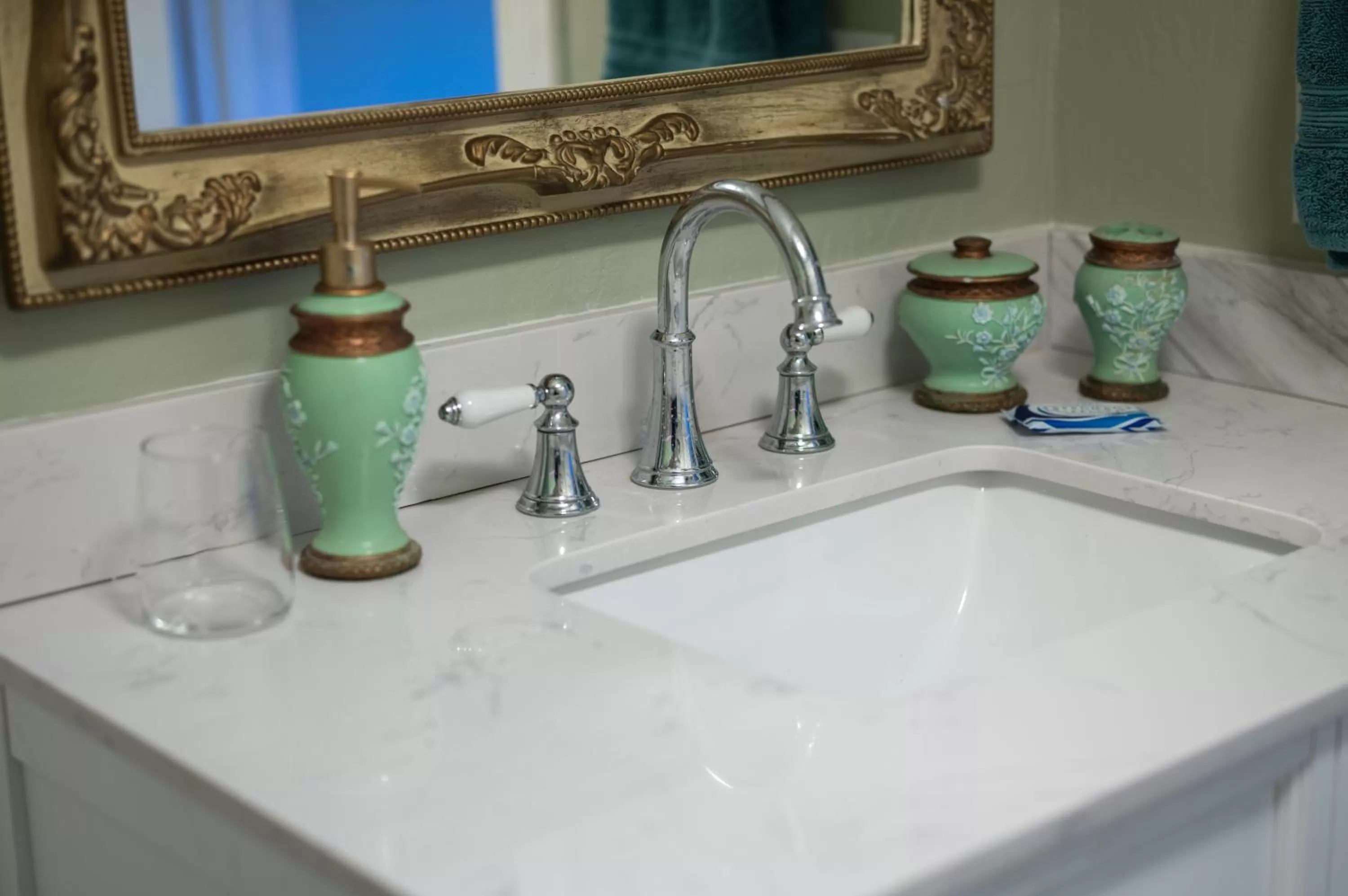 Bathroom in Poppy Sister Inn