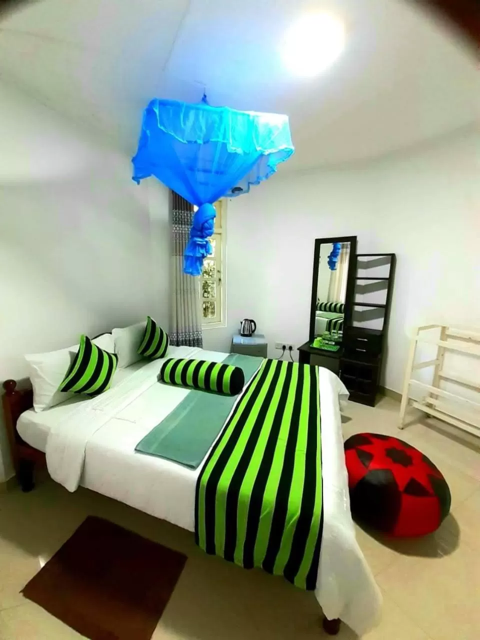 Bedroom, Bed in Green Lantern