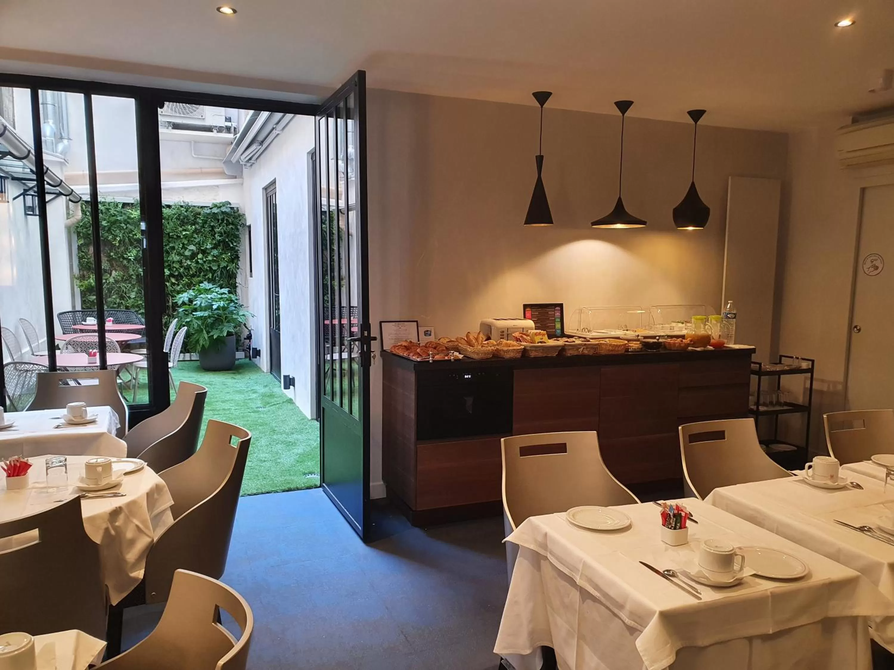 Property building in Hôtel Harvey