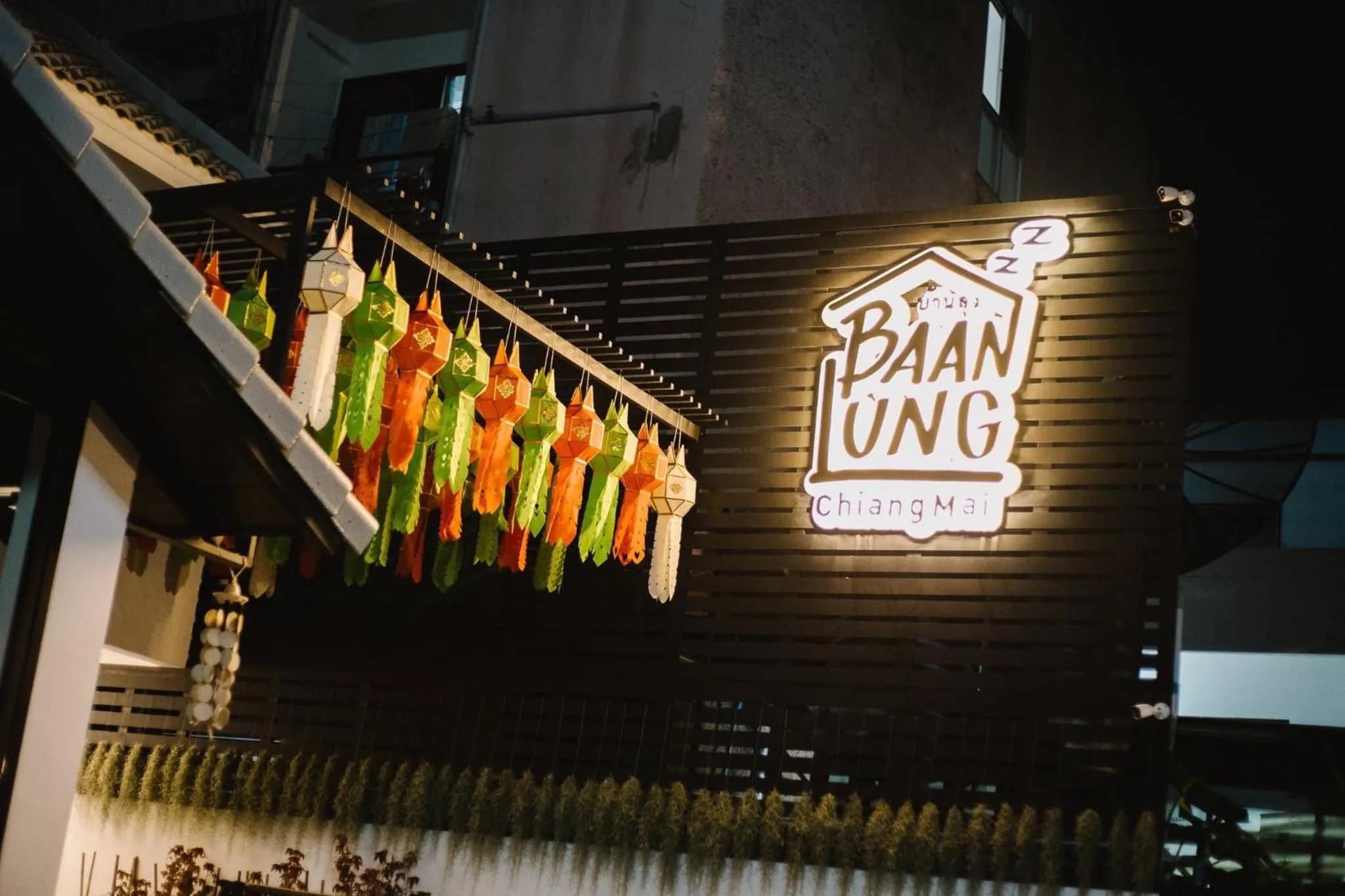 Property logo or sign in Baan Lung Poshtel