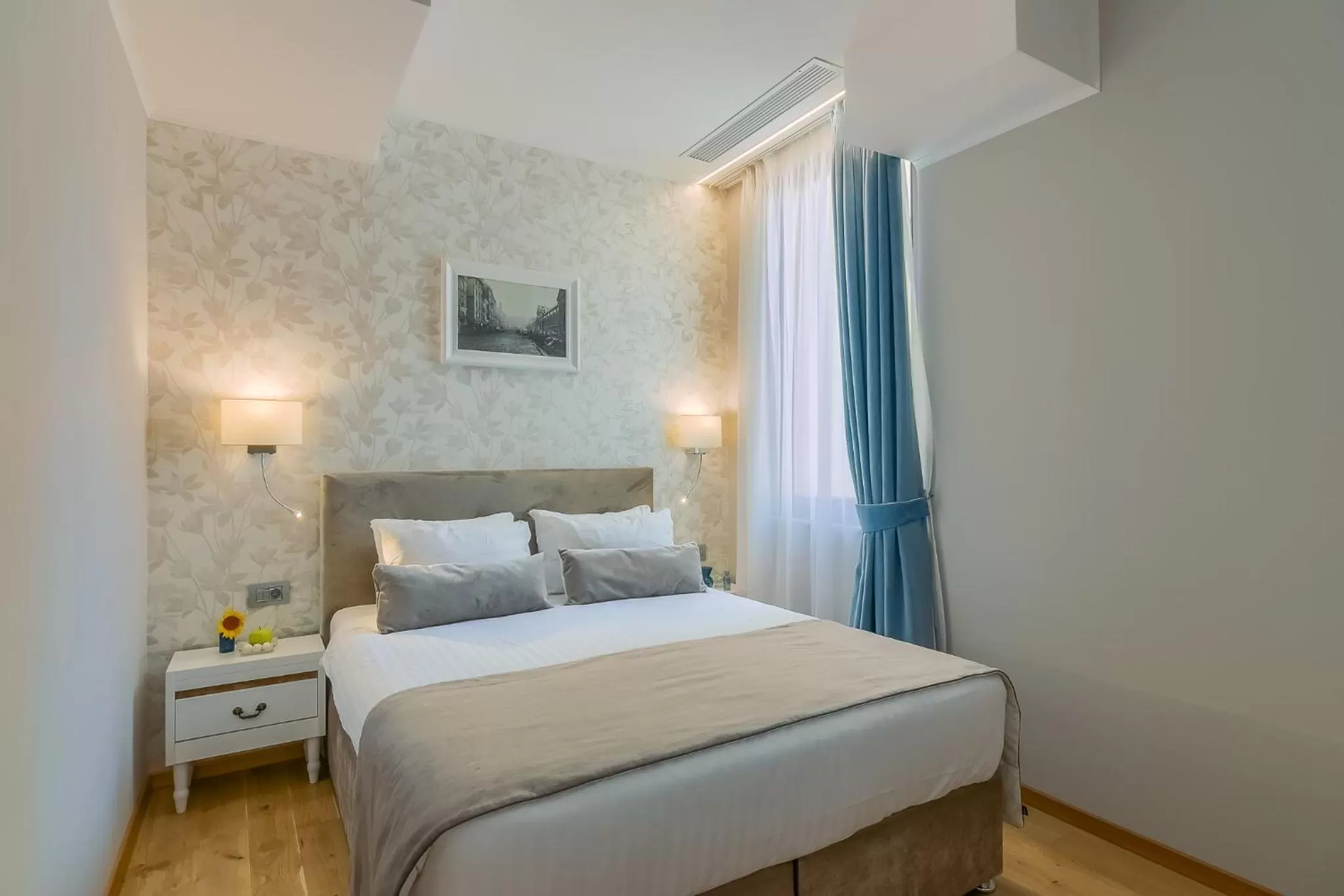 Bed in New Era Hotel Old Town Party Zone Bucharest- parking with fee nearby - NOT at the hotel !