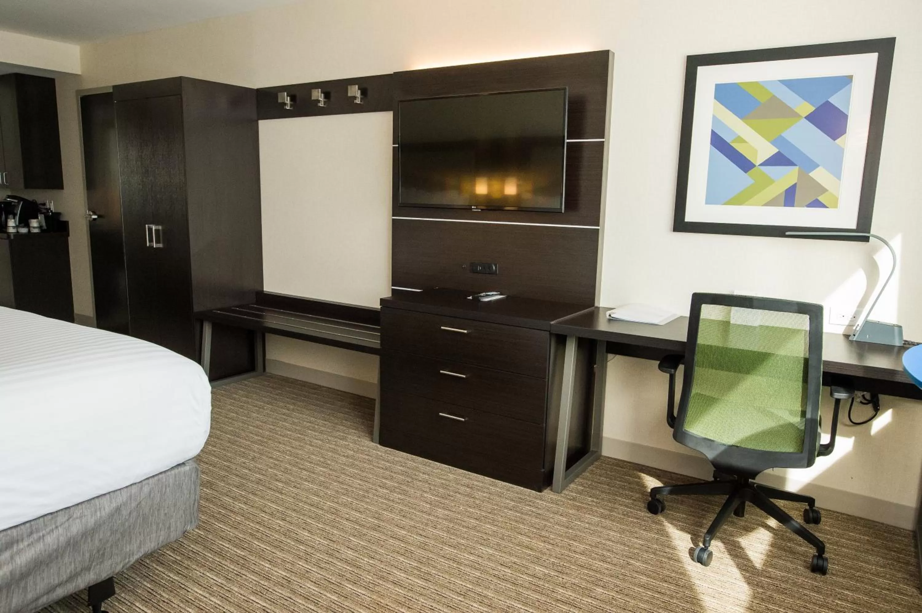 Photo of the whole room, Bed in Holiday Inn Express & Suites - Marietta by IHG