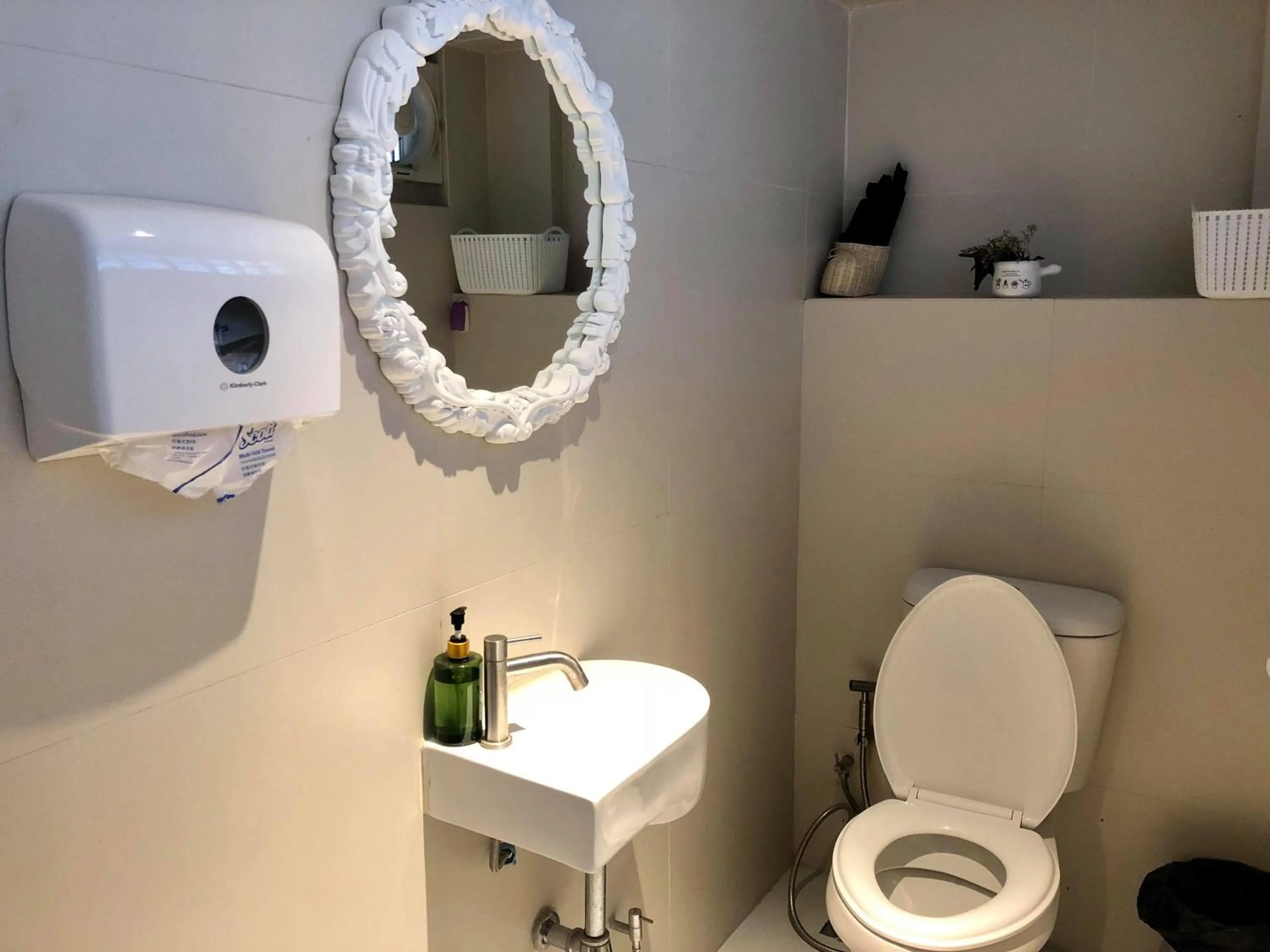 Bathroom in Kinnon Deluxe Hostel Coworking Cafe