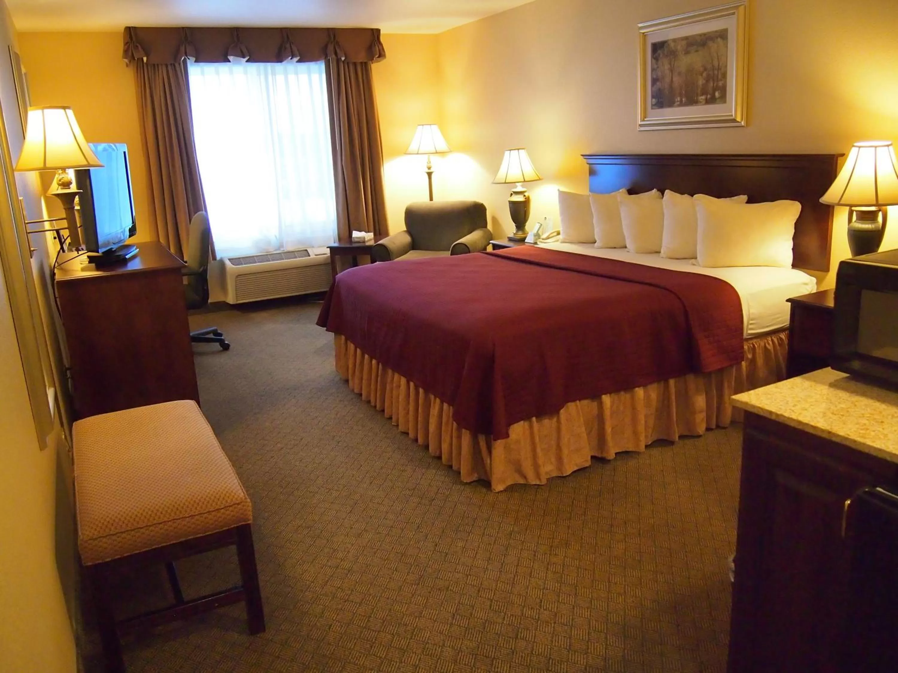 King Suite with Spa Bath - Non-Smoking in Best Western Penn-Ohio Inn & Suites