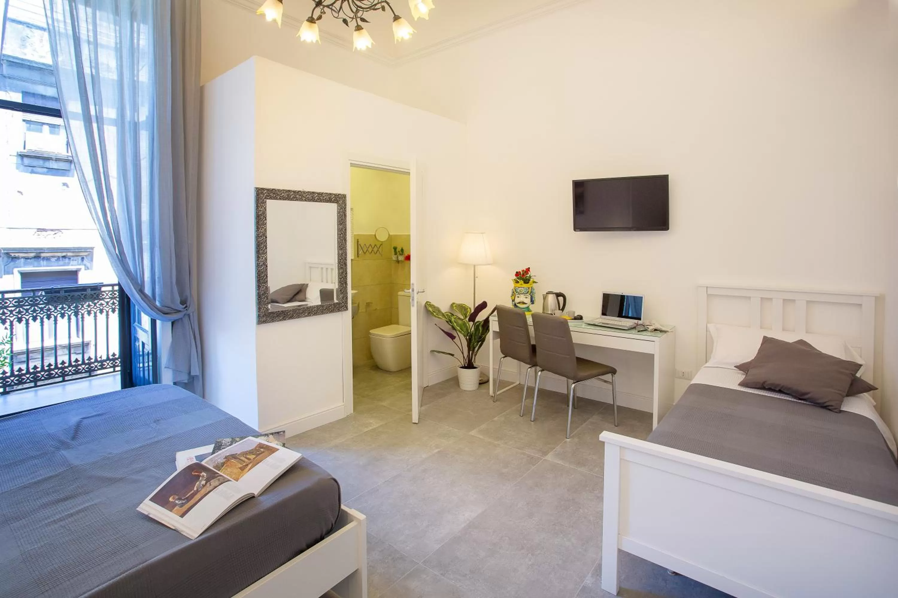 Photo of the whole room, Bed in Palazzo Bruca Catania