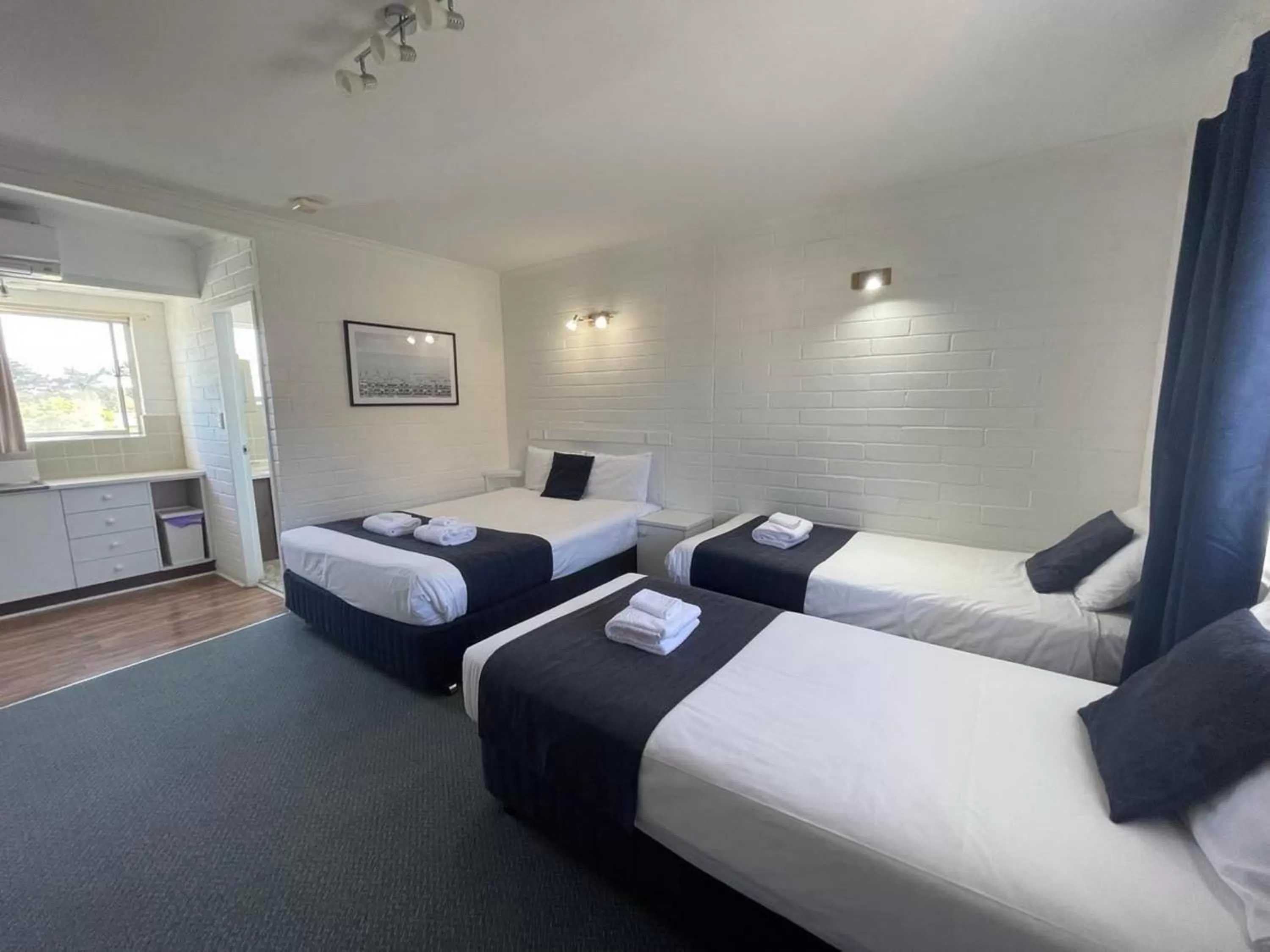 Bed in Forster Motor Inn