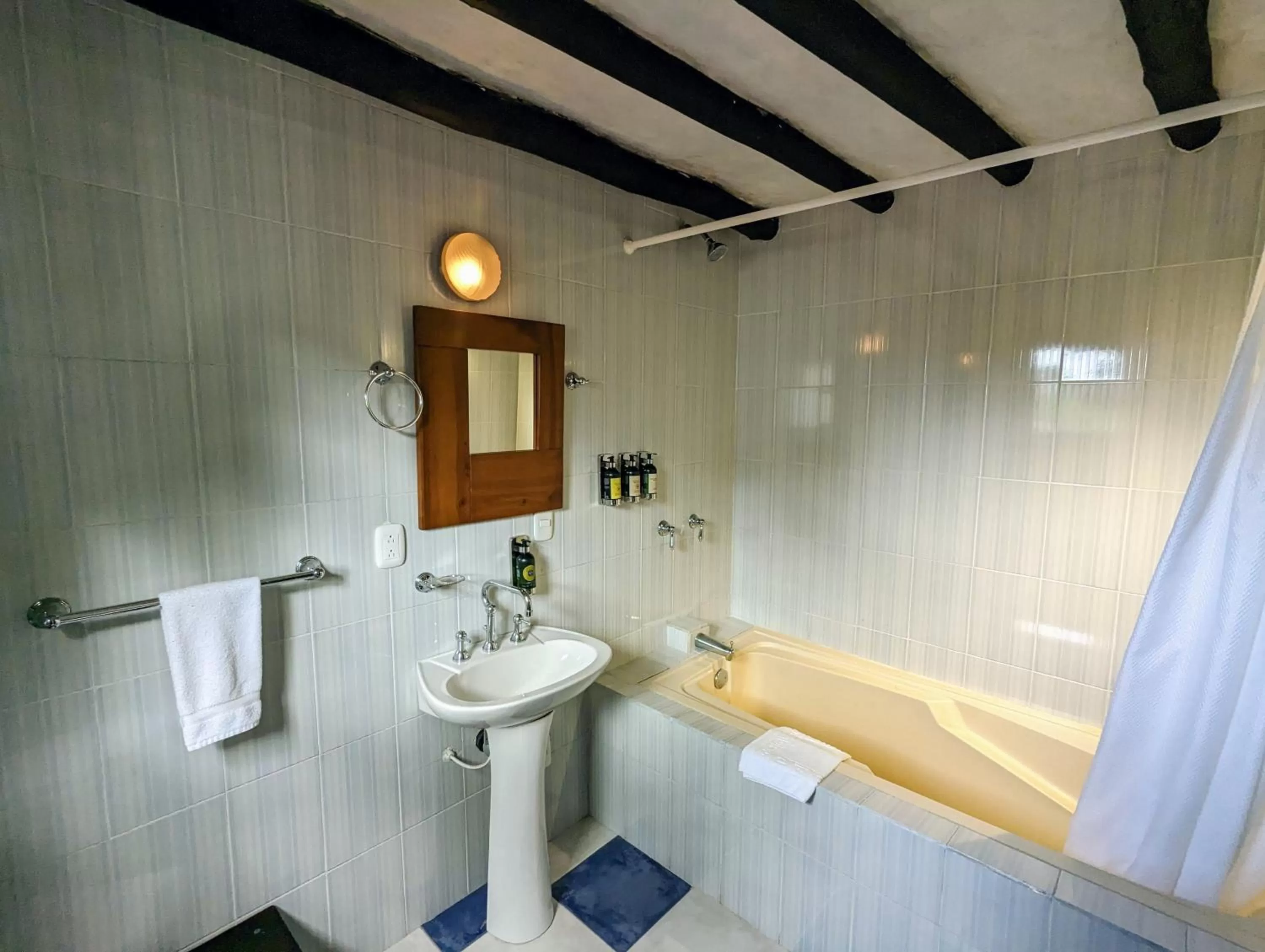 Bath in Posada Cafe La Huerta