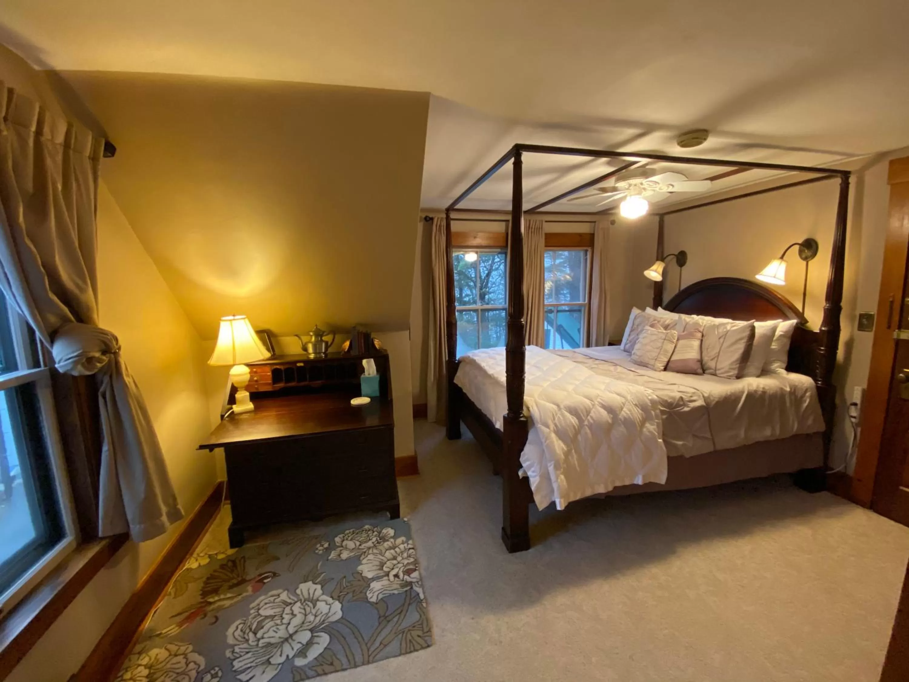 Bed in Follansbee Inn